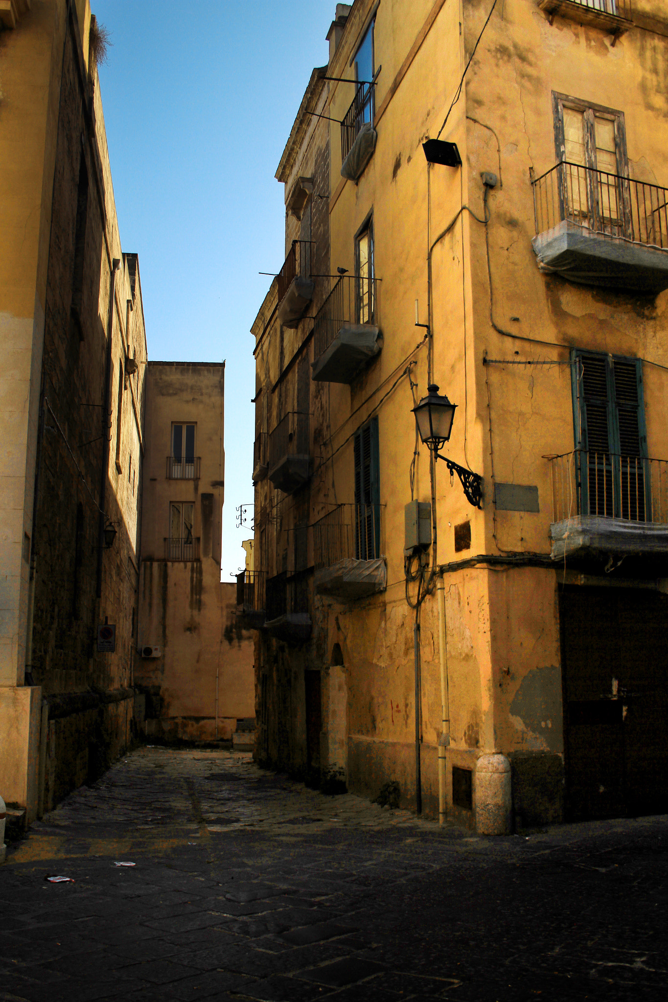 Canon EF-S 18-55mm F3.5-5.6 sample photo. Alleys of taranto photography