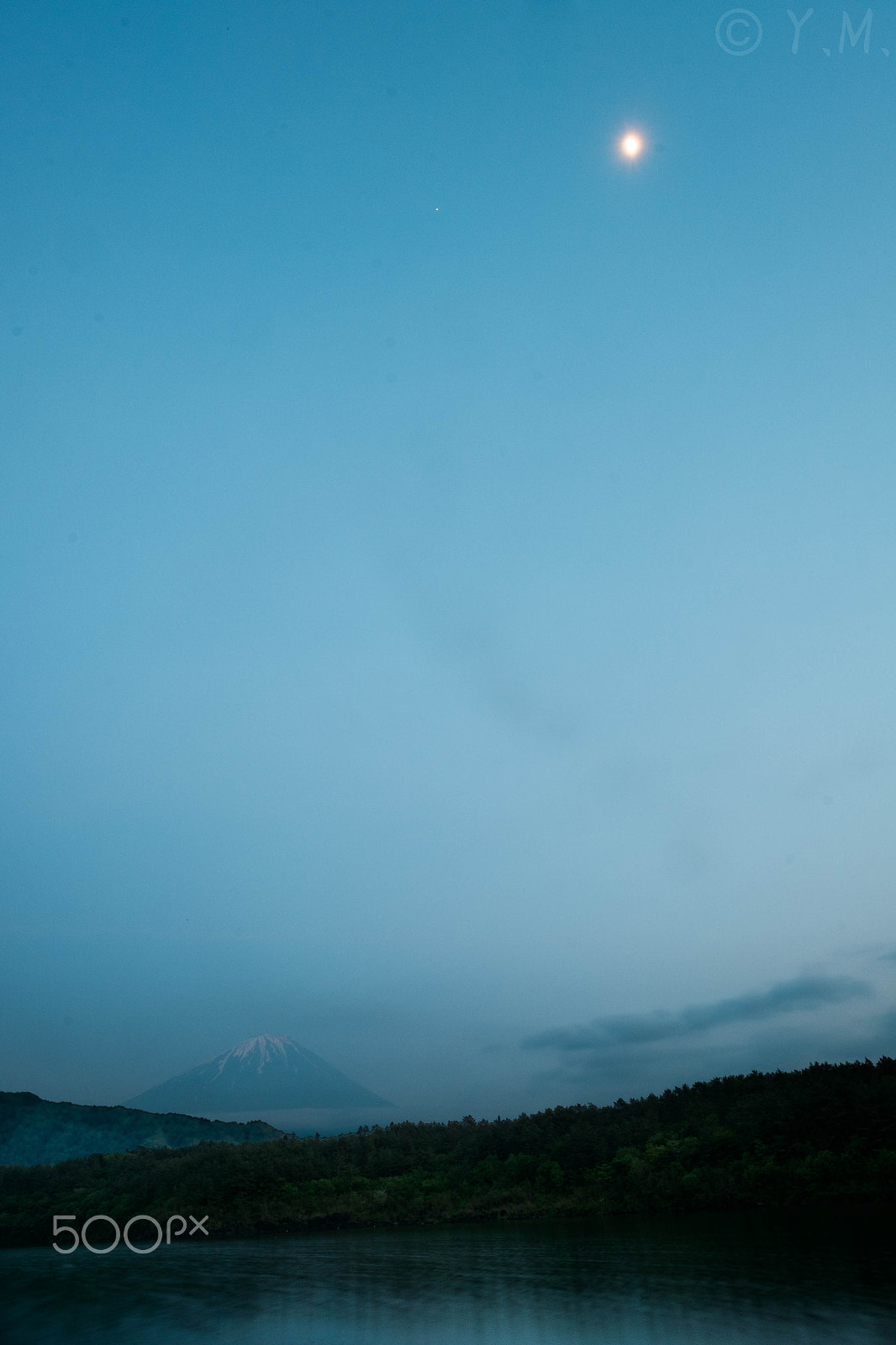 Fujifilm X-M1 + Fujifilm XF 14mm F2.8 R sample photo. Mt.fuji and the moon photography