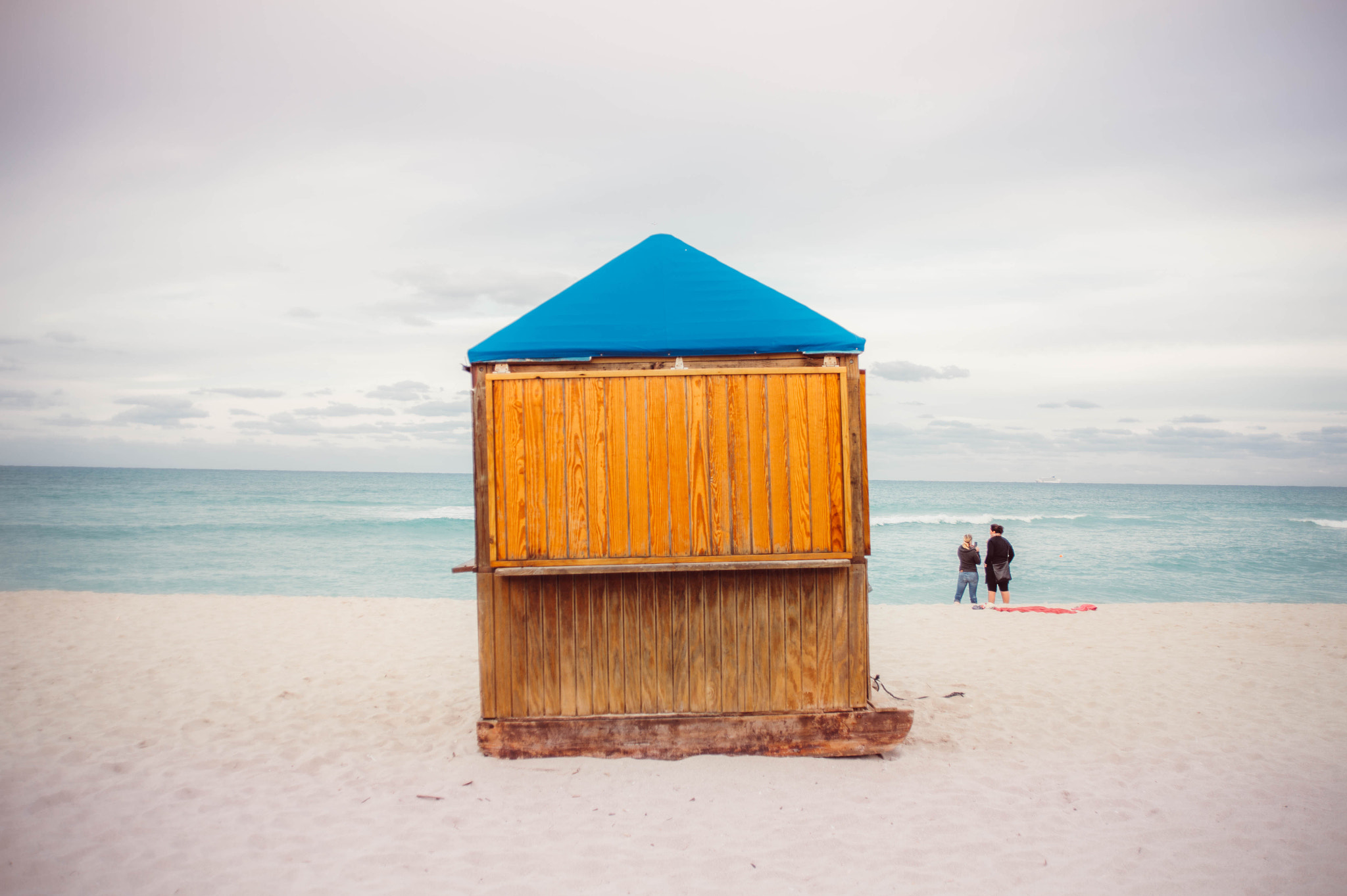 Nikon Df + AF Zoom-Nikkor 28-105mm f/3.5-4.5D IF sample photo. Shack on the beach photography
