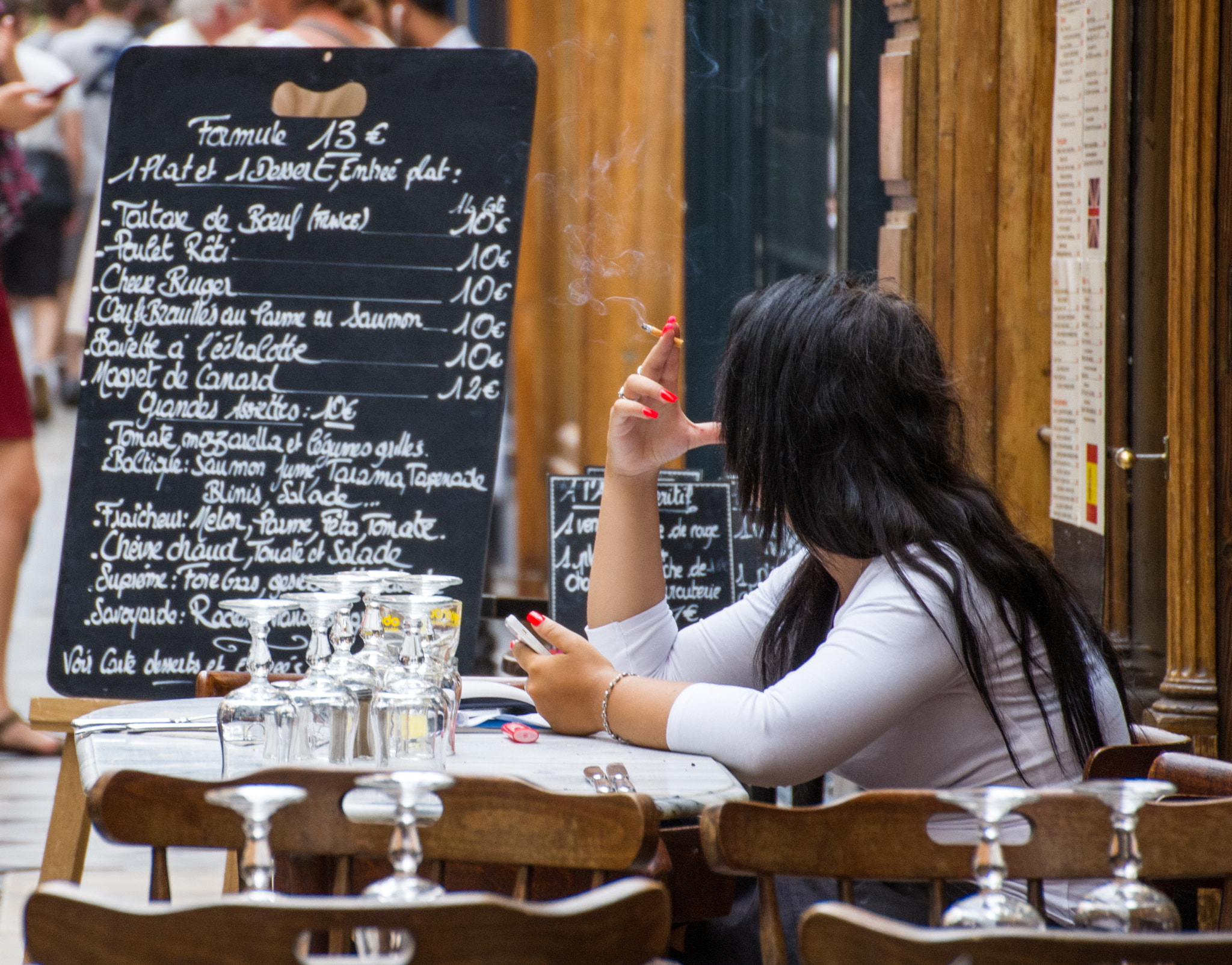 Pentax K-x + Pentax smc DA 18-270mm F3.5-6.3 ED SDM sample photo. Parisian cafe culture photography