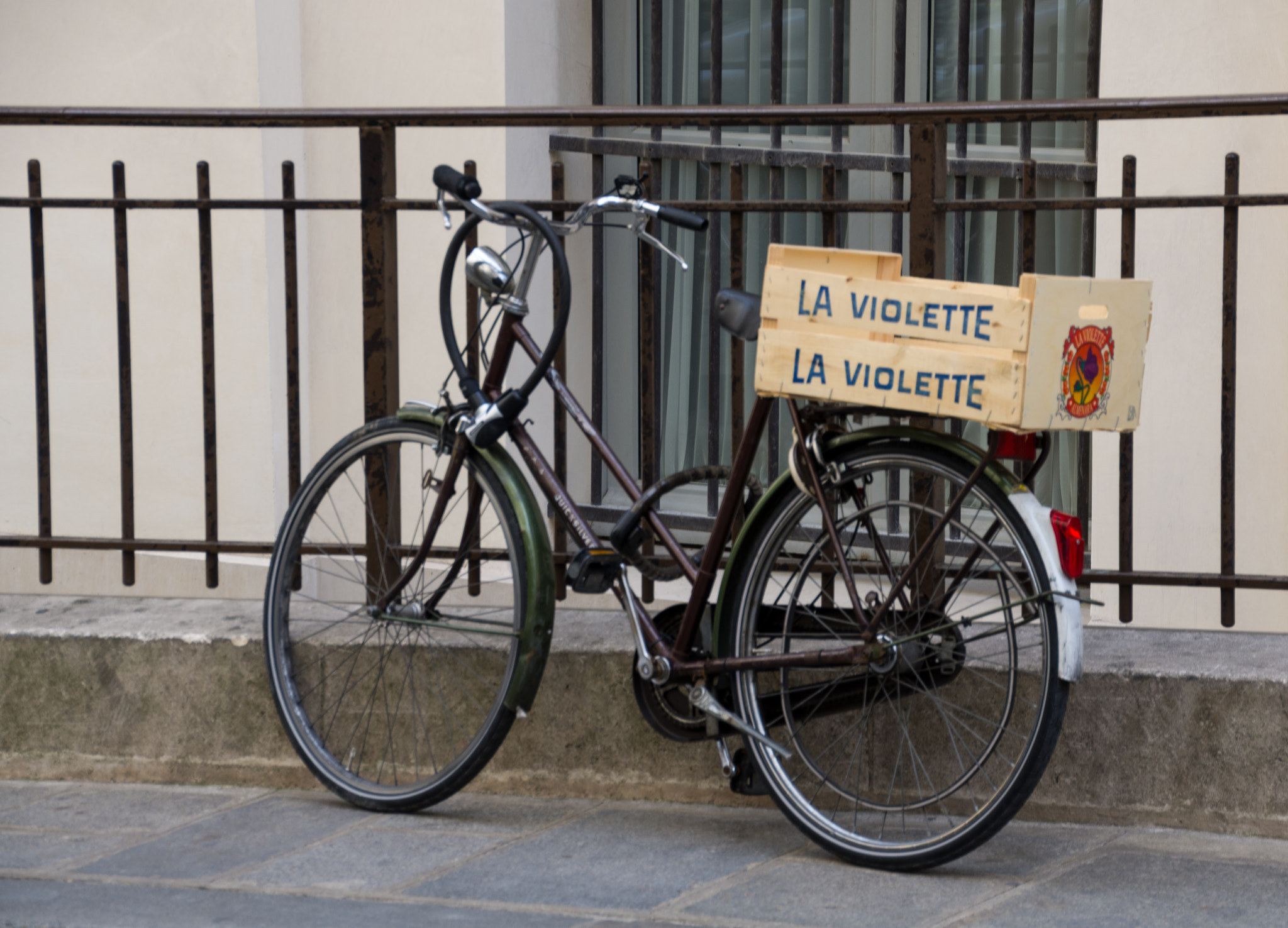 Pentax K-x + Pentax smc DA 18-270mm F3.5-6.3 ED SDM sample photo. Parisian bicycle photography