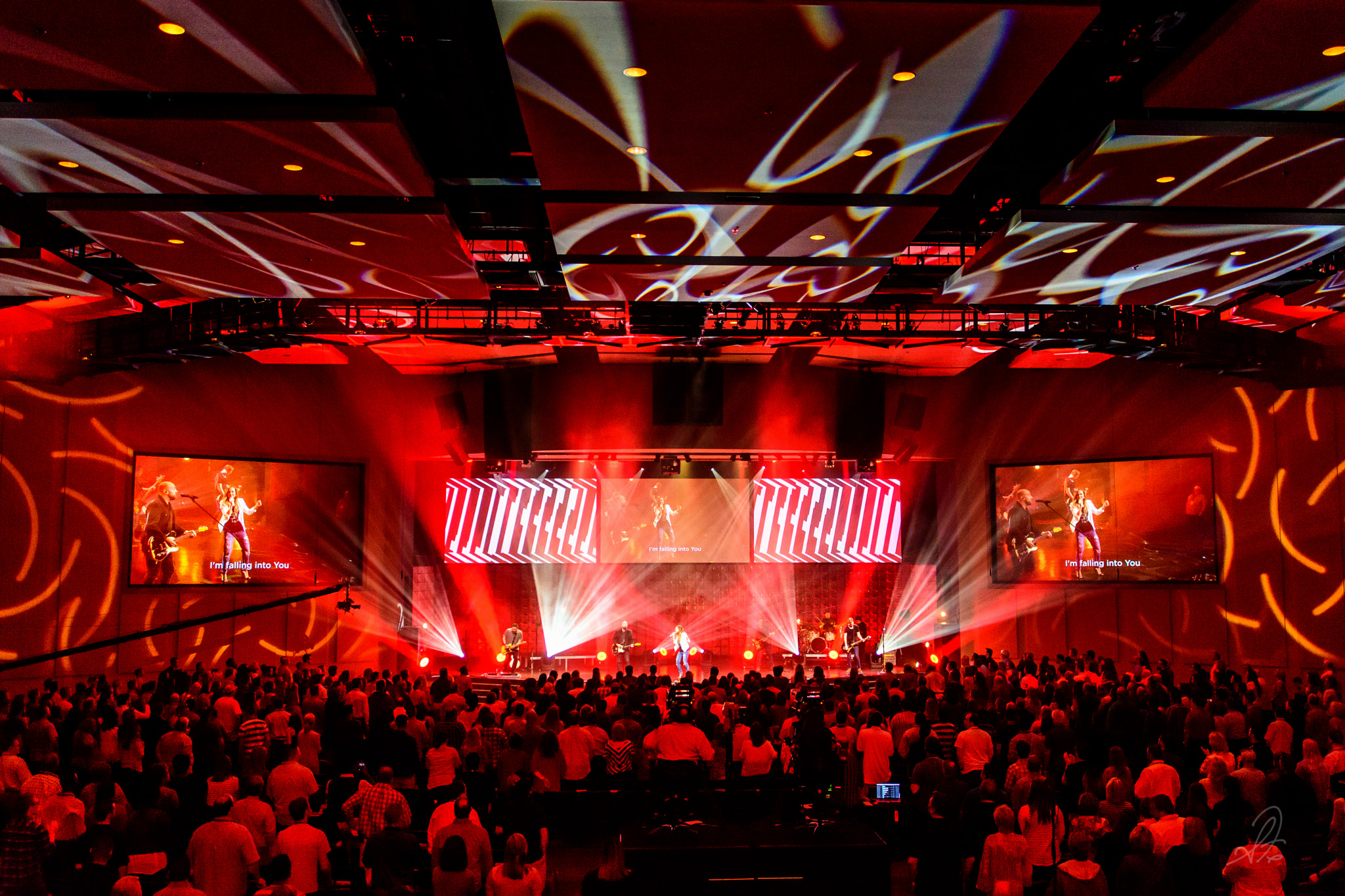 Nikon D7200 + Nikon AF-S Nikkor 20mm F1.8G ED sample photo. Concert red photography