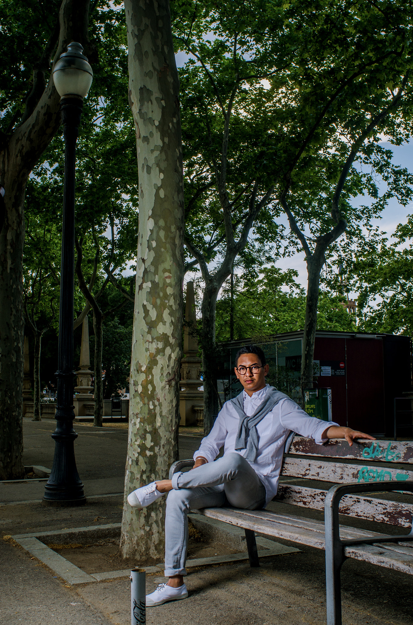 Nikon D7000 + Nikon AF Nikkor 28mm F2.8D sample photo. Un hombre con gafas, en el parque photography