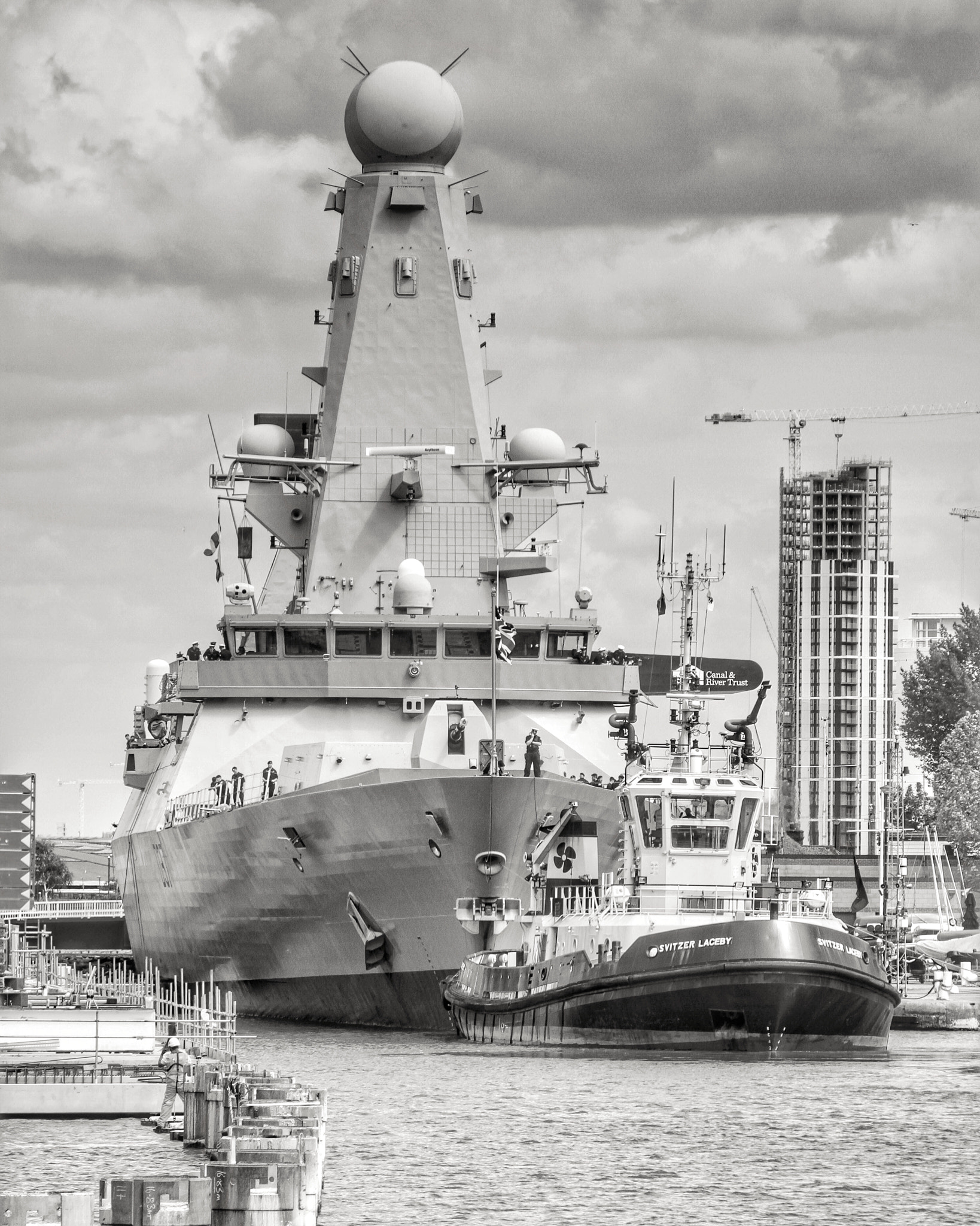 Canon EOS 7D + Canon 18-270mm sample photo. Hms duncan entering south quay at canary wharf london photography