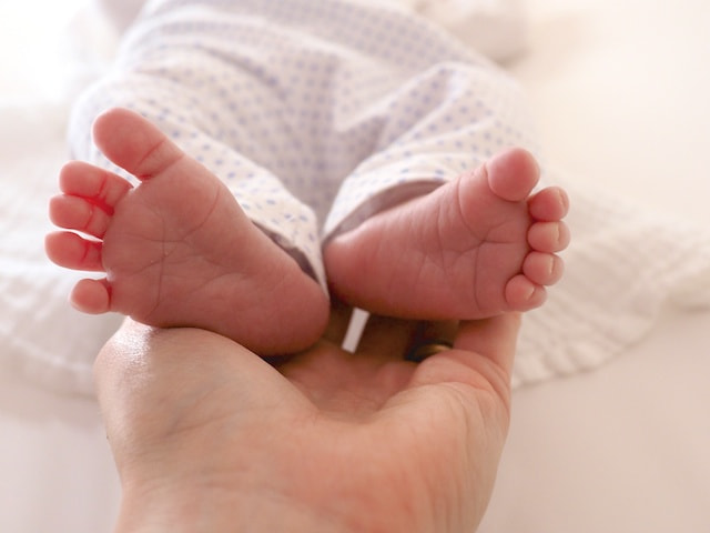 Olympus OM-D E-M1 + LUMIX G 20/F1.7 II sample photo. Little feet photography