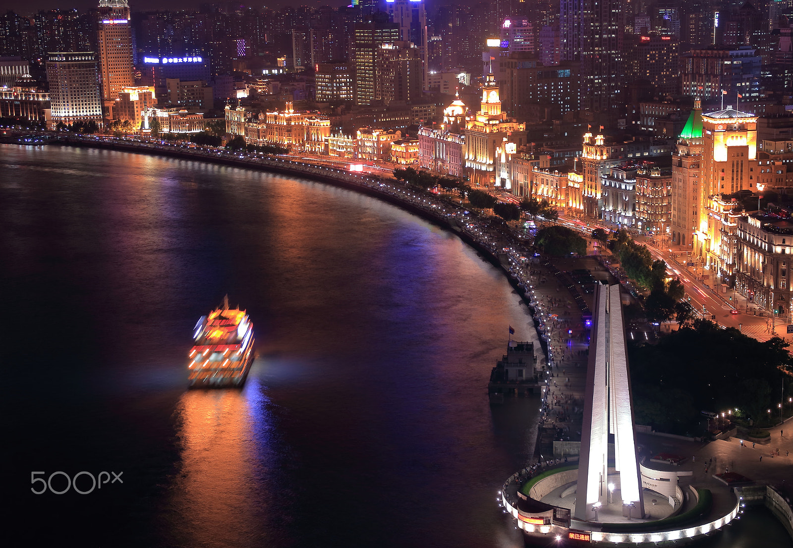 Sigma 17-70mm F2.8-4 DC Macro OS HSM sample photo. Ferry and the bund photography