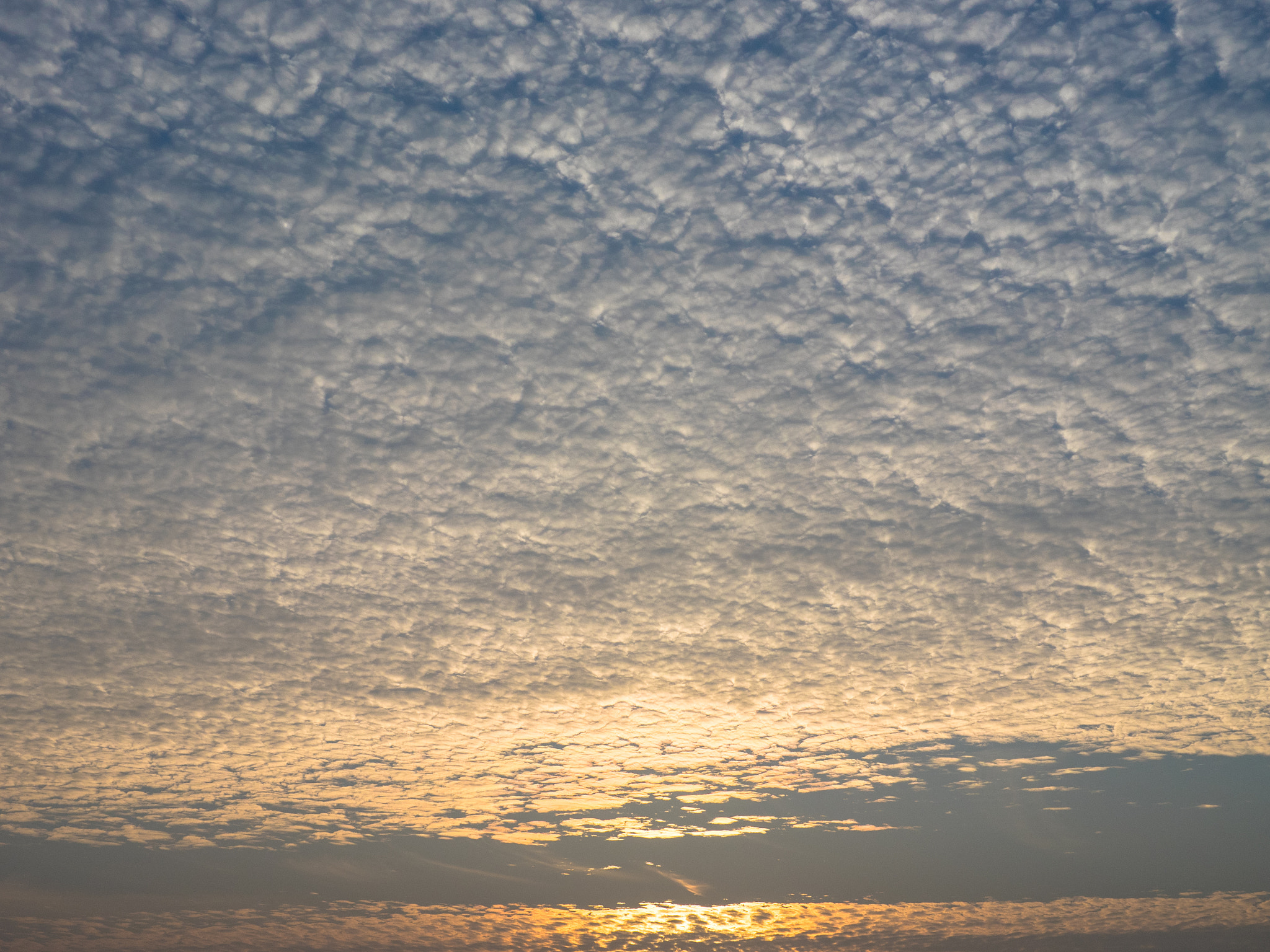 Olympus OM-D E-M1 + Panasonic Leica DG Summilux 25mm F1.4 II ASPH sample photo. Cloud at sunset photography
