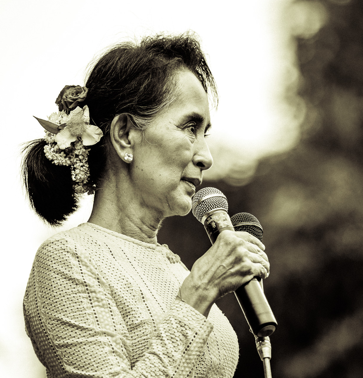 Sony a7R II + Minolta AF 200mm F2.8 HS-APO G sample photo. Aung san suu kyi photography