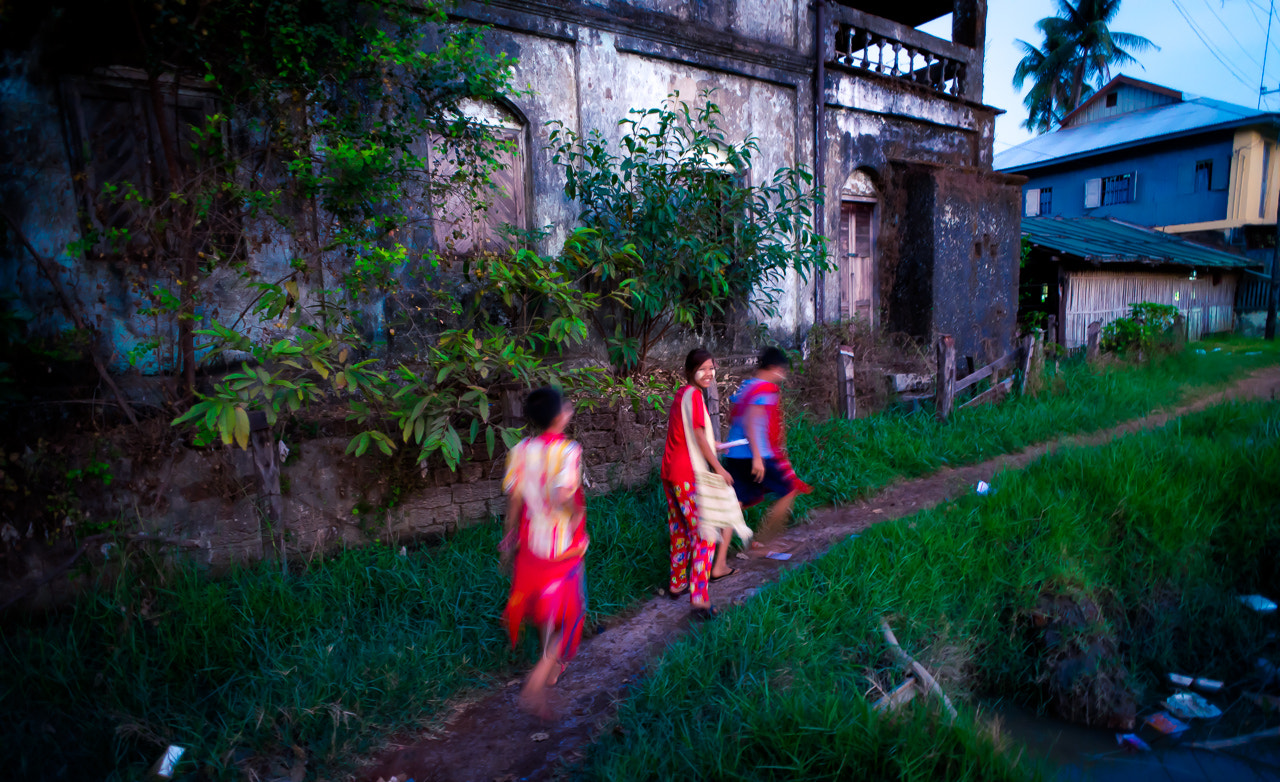 Sony 20mm F2.8 sample photo. On the way home after school photography