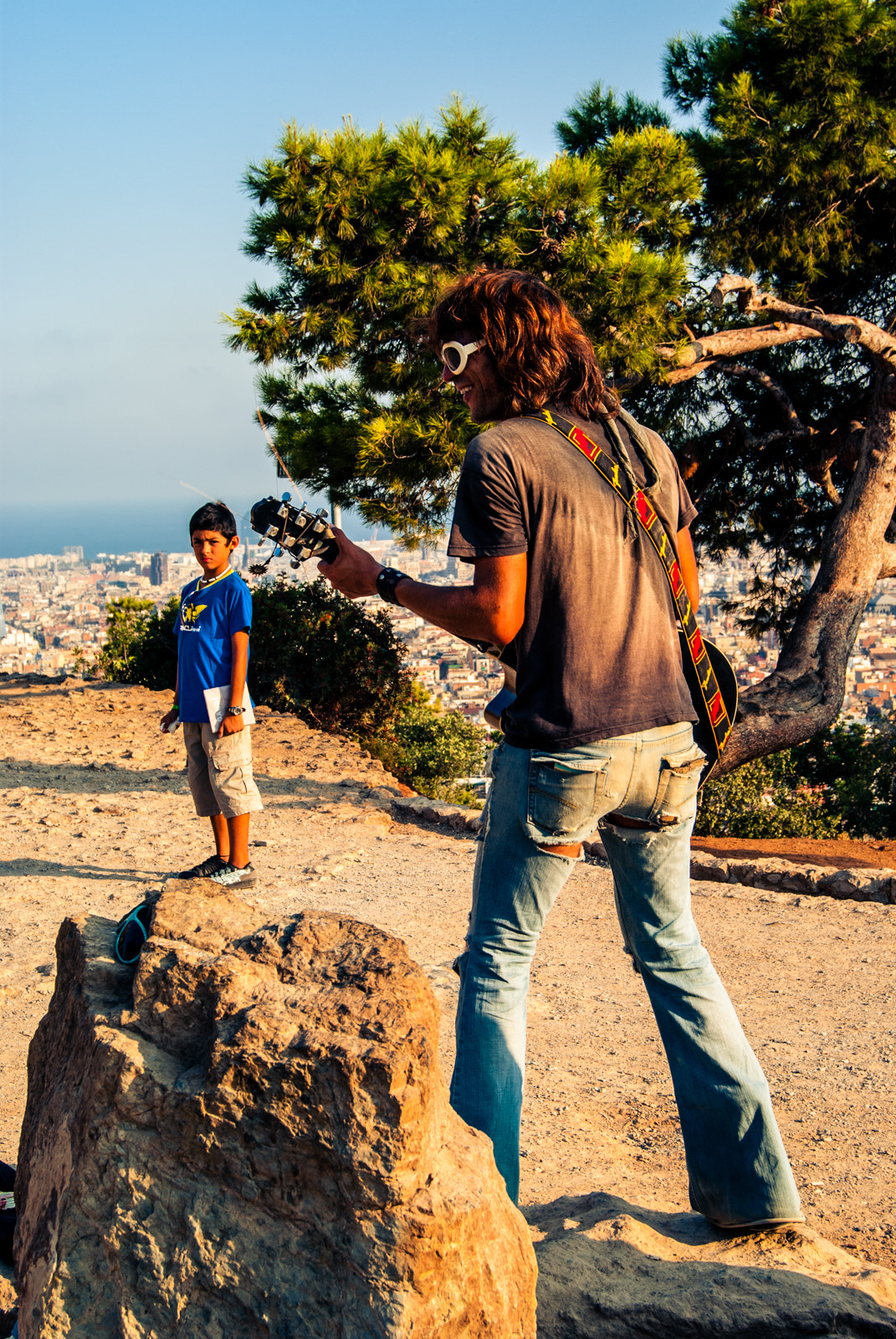 Sony Alpha DSLR-A300 + Sony DT 18-55mm F3.5-5.6 SAM sample photo. A boy and a busker photography