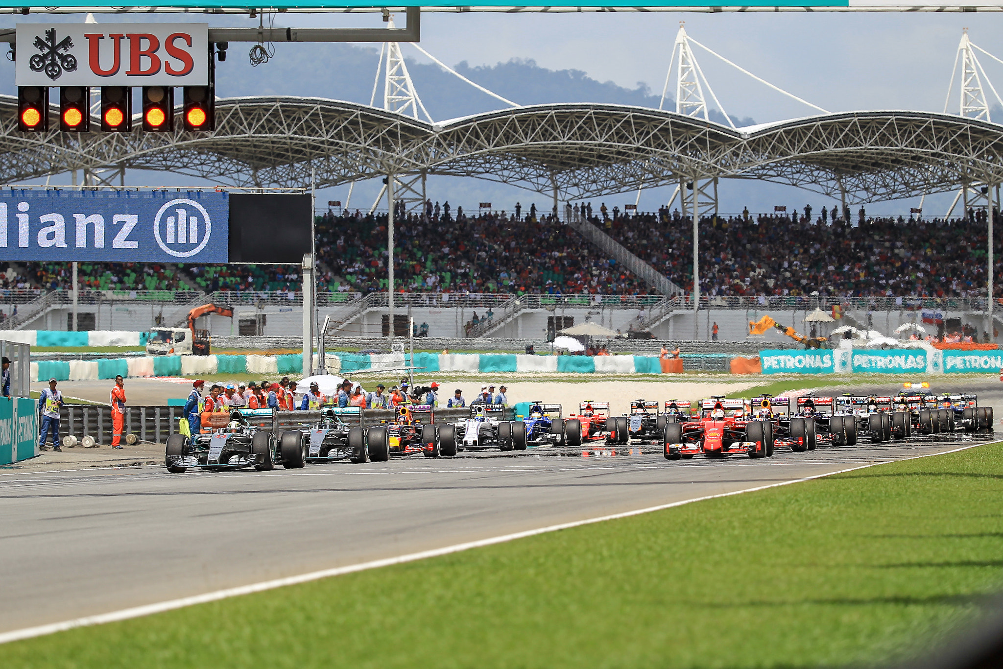 Canon EF 200-400mm F4L IS USM Extender 1.4x sample photo. Formula 1 petronas malaysia grand prix photography