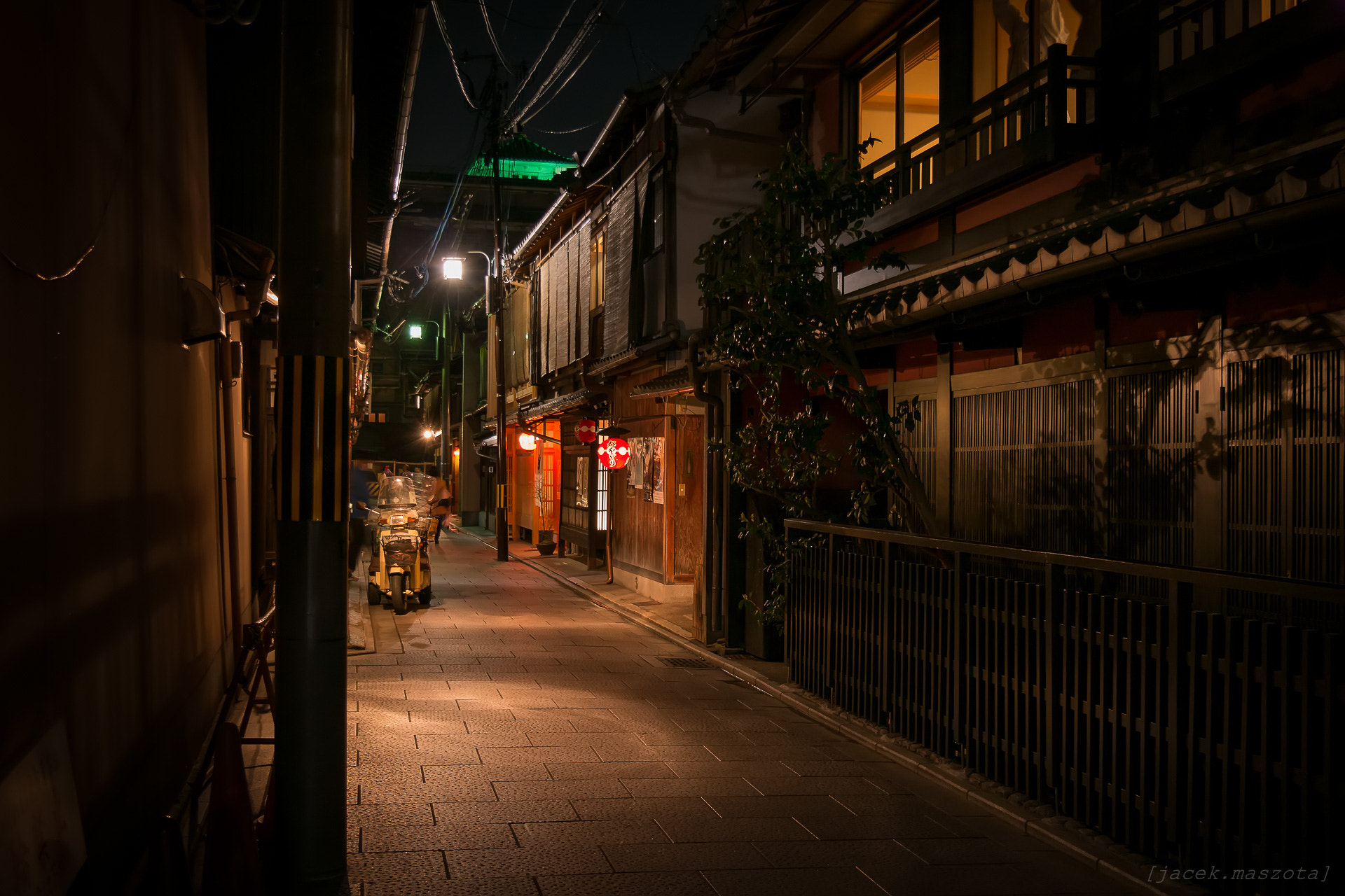 Samsung NX300M + Samsung NX 18-55mm F3.5-5.6 OIS sample photo. Street of gion photography