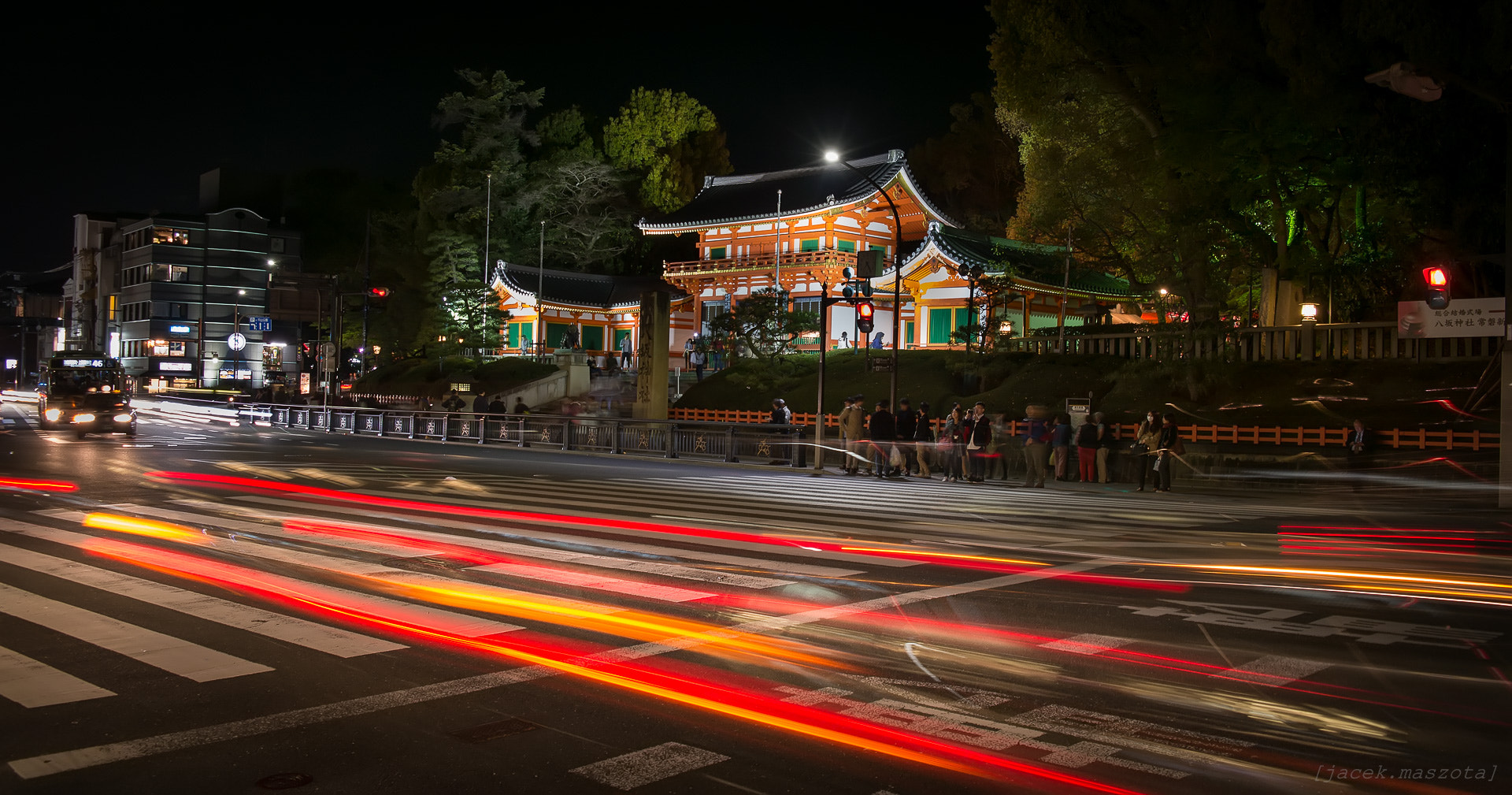 Samsung NX300M + Samsung NX 18-55mm F3.5-5.6 OIS sample photo. Yasaka shrine at night photography