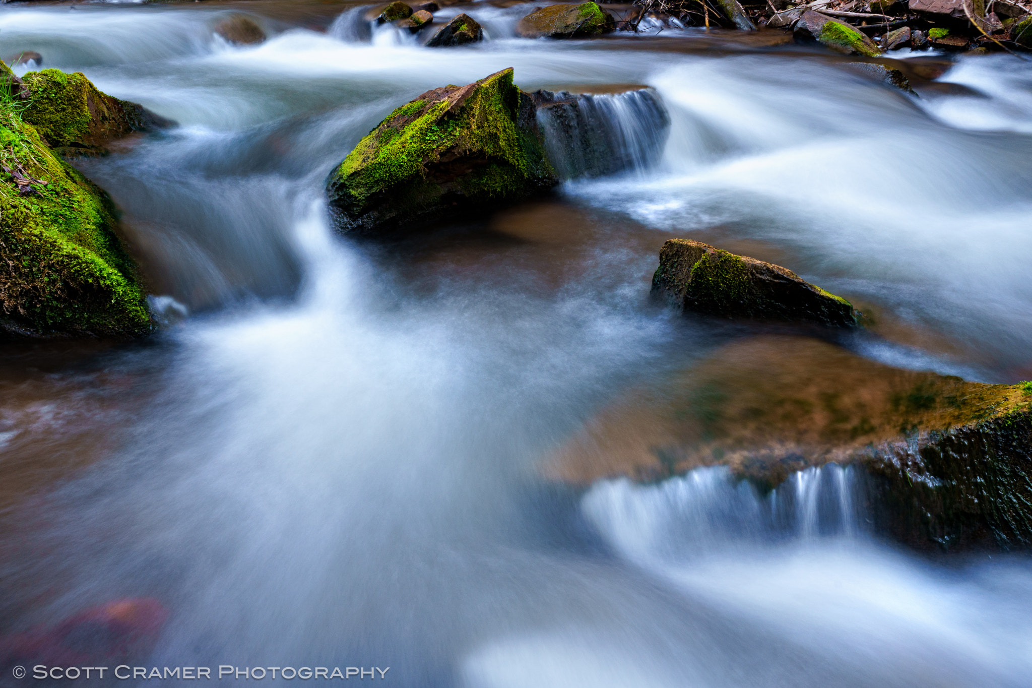 Sony a6300 + Sony FE 28mm F2 sample photo. Moss covered rocks and creek photography