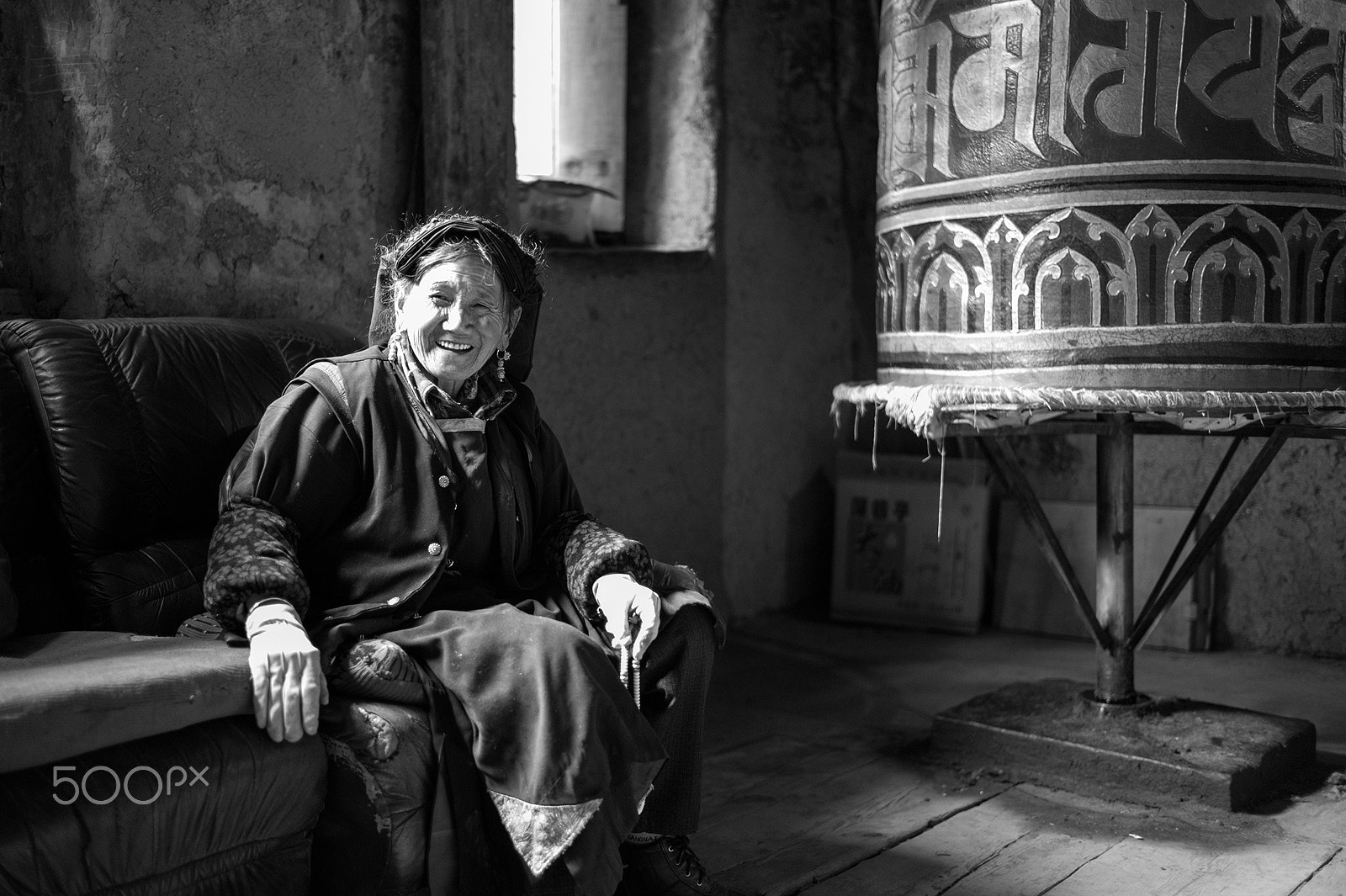 Leica Summilux-M 35mm F1.4 ASPH sample photo. Tibetan lady.jpg photography