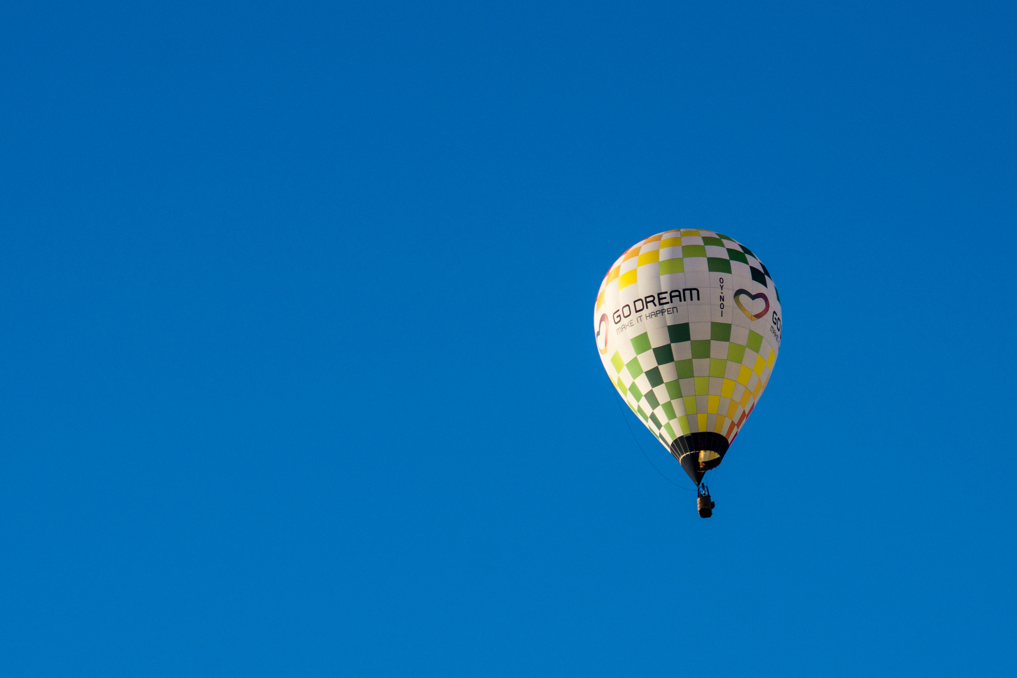 Sony SLT-A77 + Sigma ZOOM-alpha 35-135mm F3.5-4.5 sample photo. Hot air balloon photography