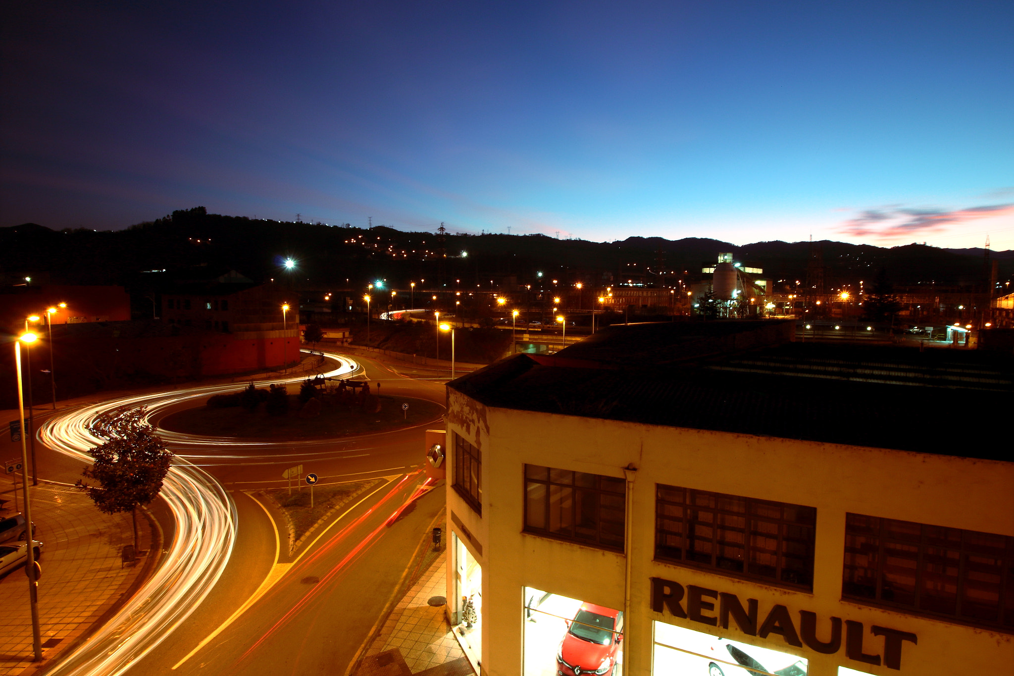 Canon EF-S 10-18mm F4.5–5.6 IS STM sample photo. Renault photography