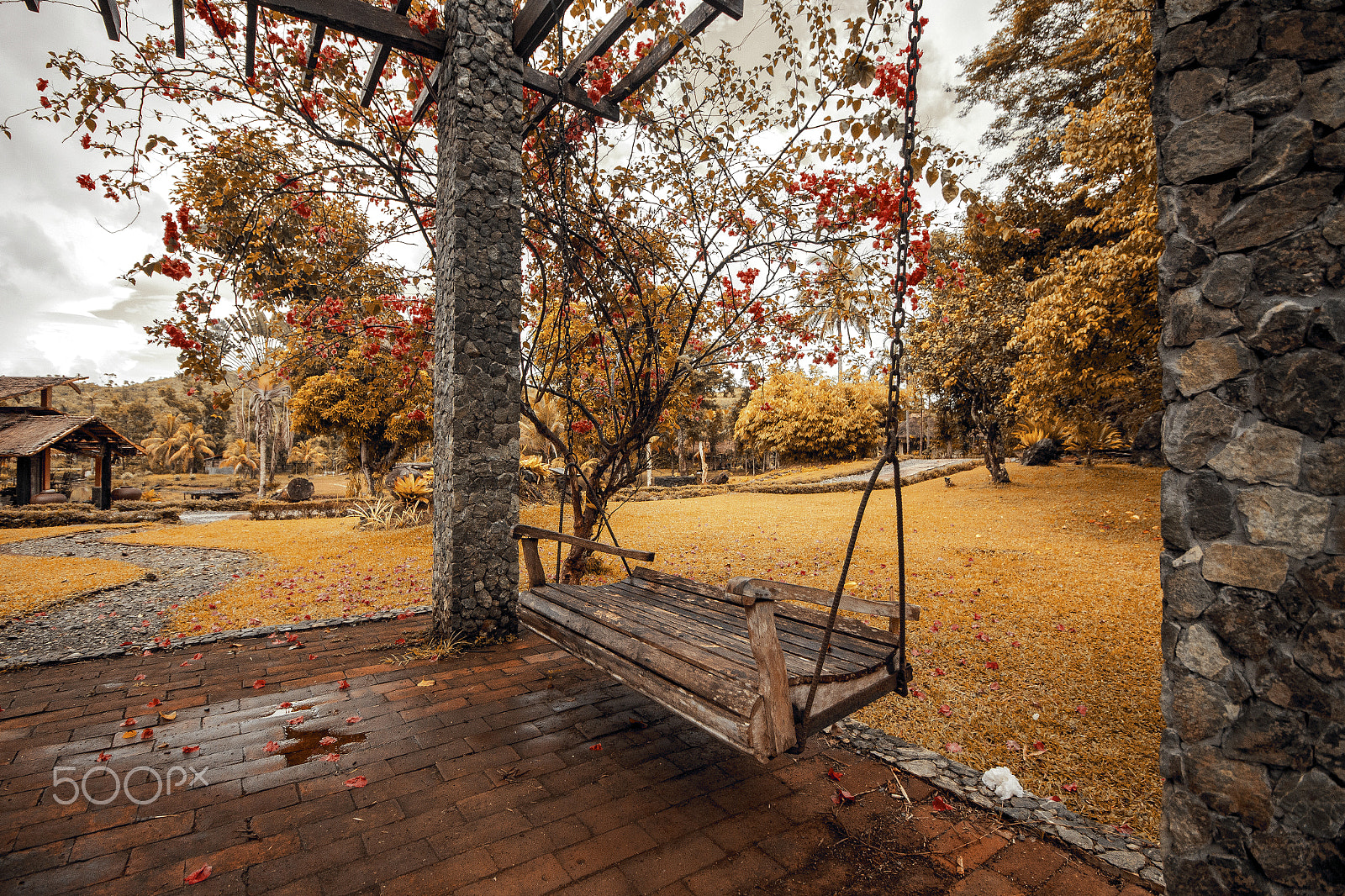 Canon EF-S 10-18mm F4.5–5.6 IS STM sample photo. Red garden swing photography