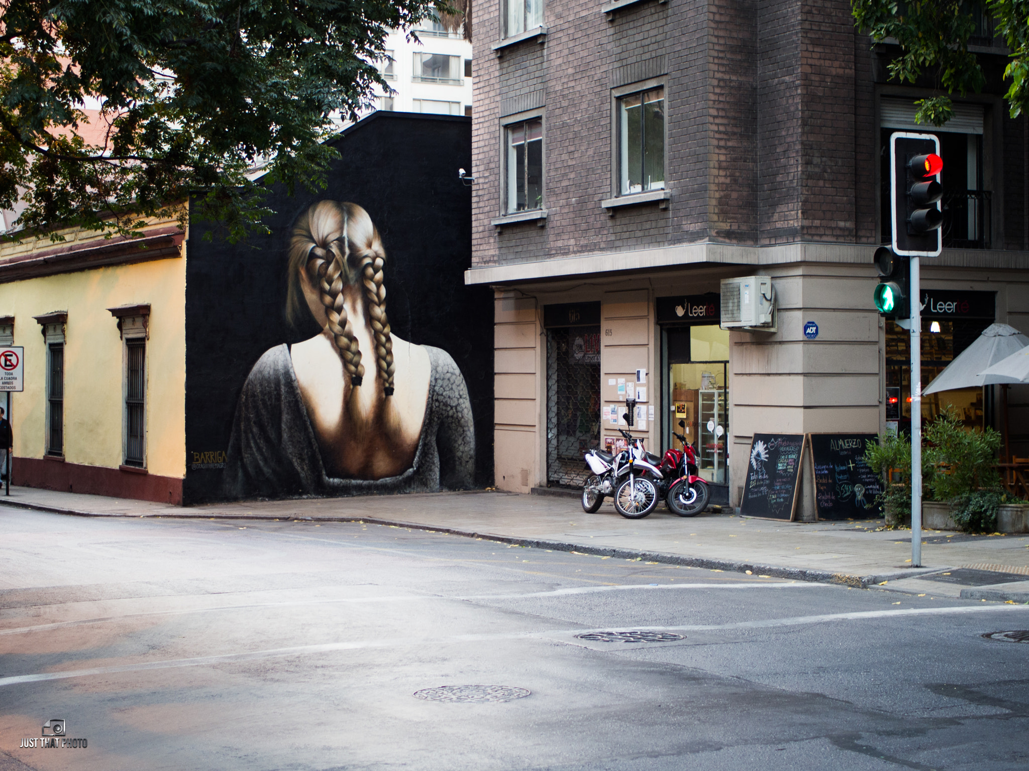 Olympus OM-D E-M5 + LUMIX G 25/F1.7 sample photo. Street art at it's best photography