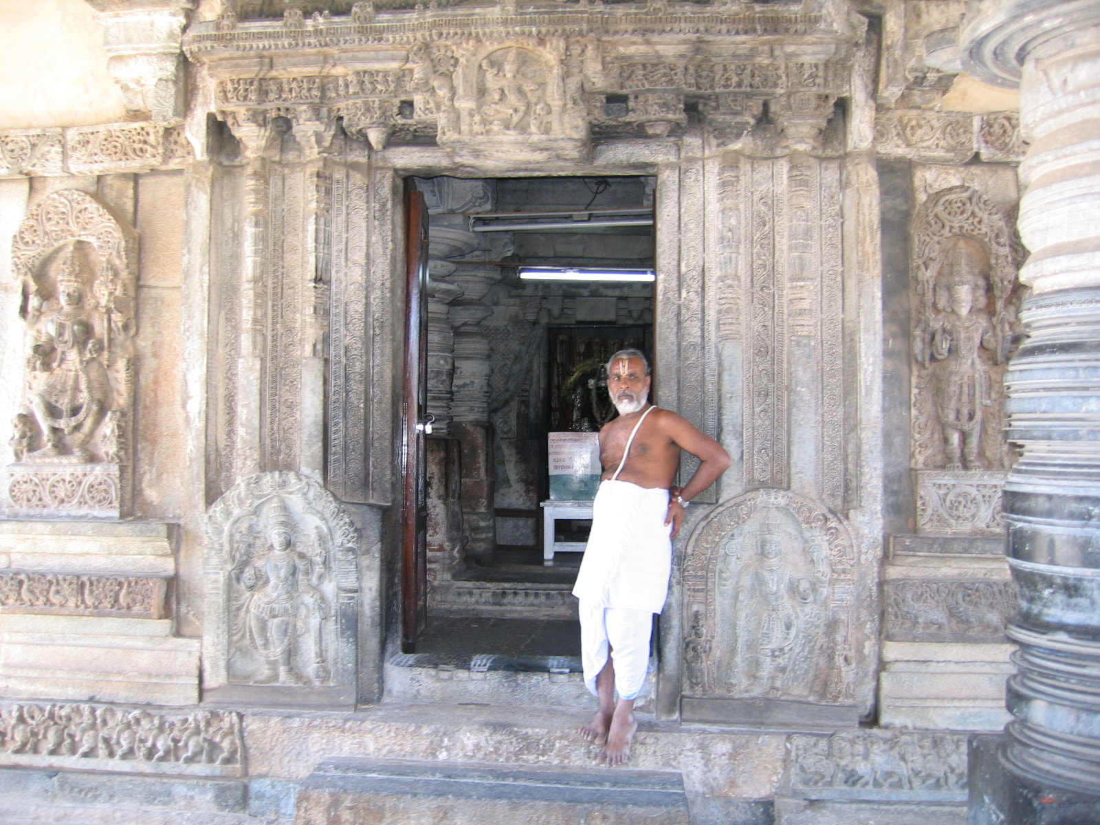 Canon POWERSHOT S50 sample photo. Gardien de temple photography