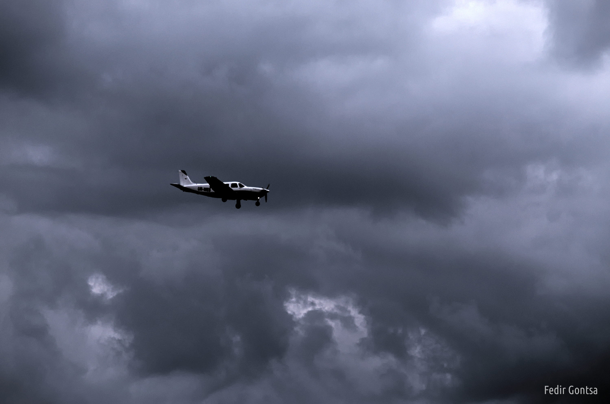 Sigma 70-200mm F2.8 EX DG OS HSM sample photo. Airplane photography