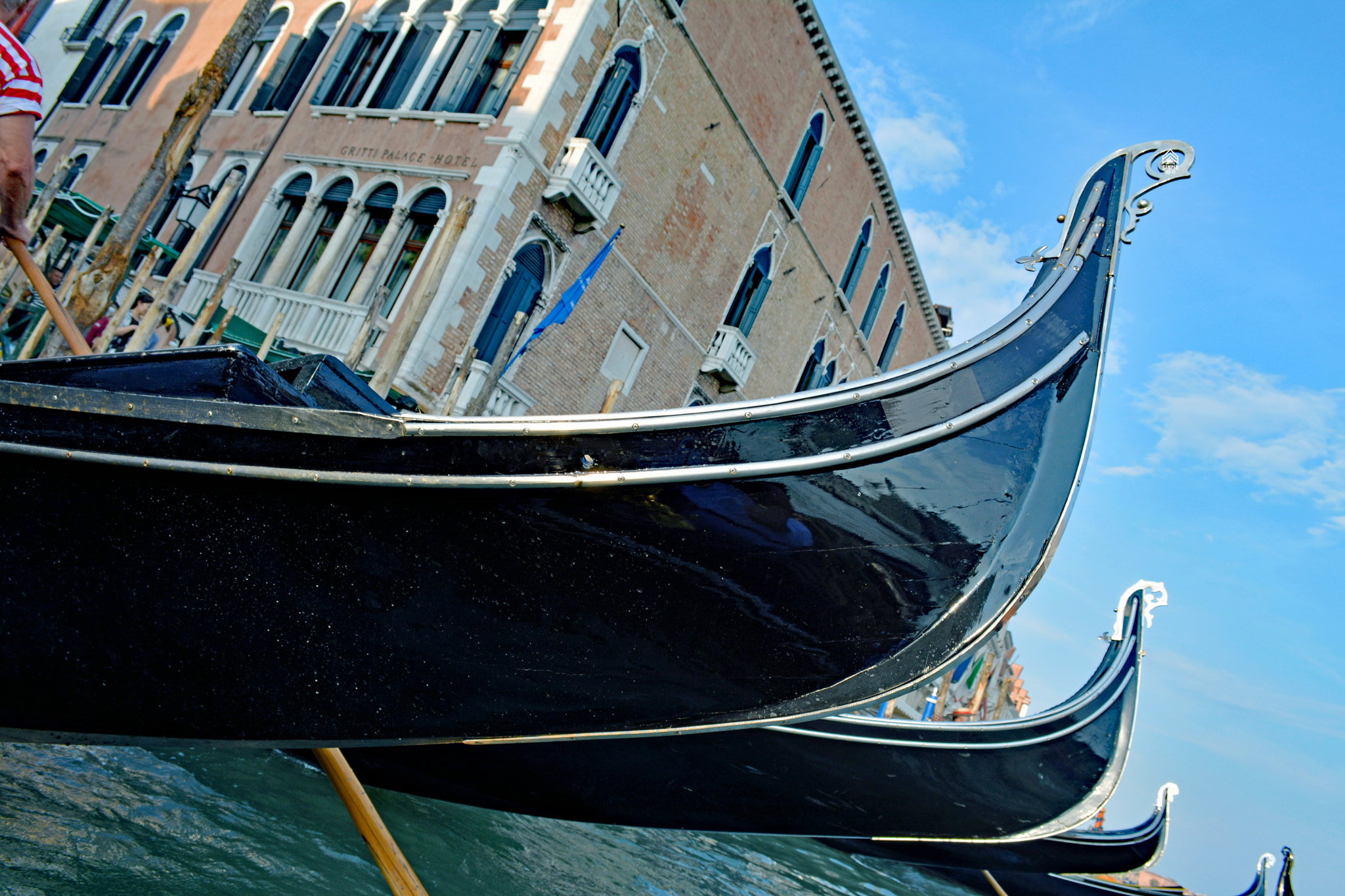 Nikon D5200 + Nikon AF Nikkor 28mm F2.8D sample photo. An array of gondolas photography