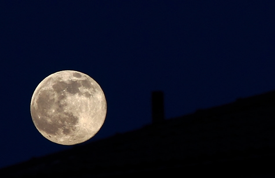 Canon EF-S 18-135mm F3.5-5.6 IS sample photo. Tintarella di luna photography