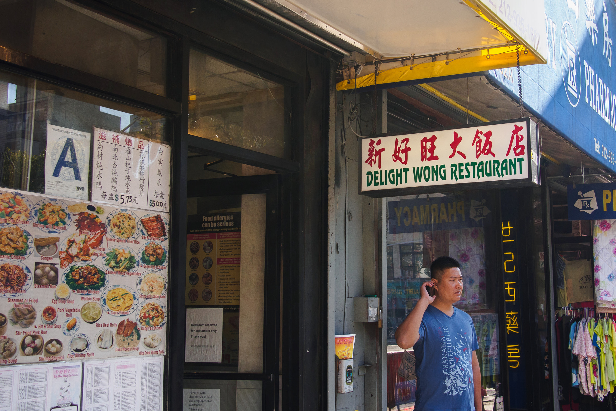 Olympus OM-D E-M5 + LUMIX G 20/F1.7 II sample photo. Nyc chinatown shop photography