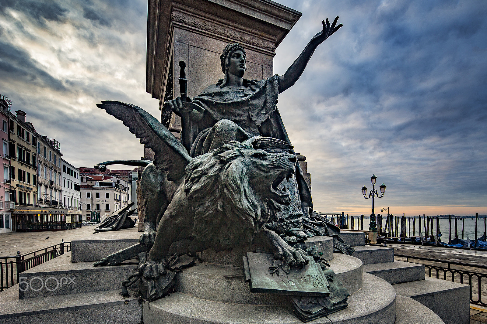 Canon EOS-1D X + Canon TS-E 17mm F4L Tilt-Shift sample photo. Venice day dawn piazzasanmarco photography