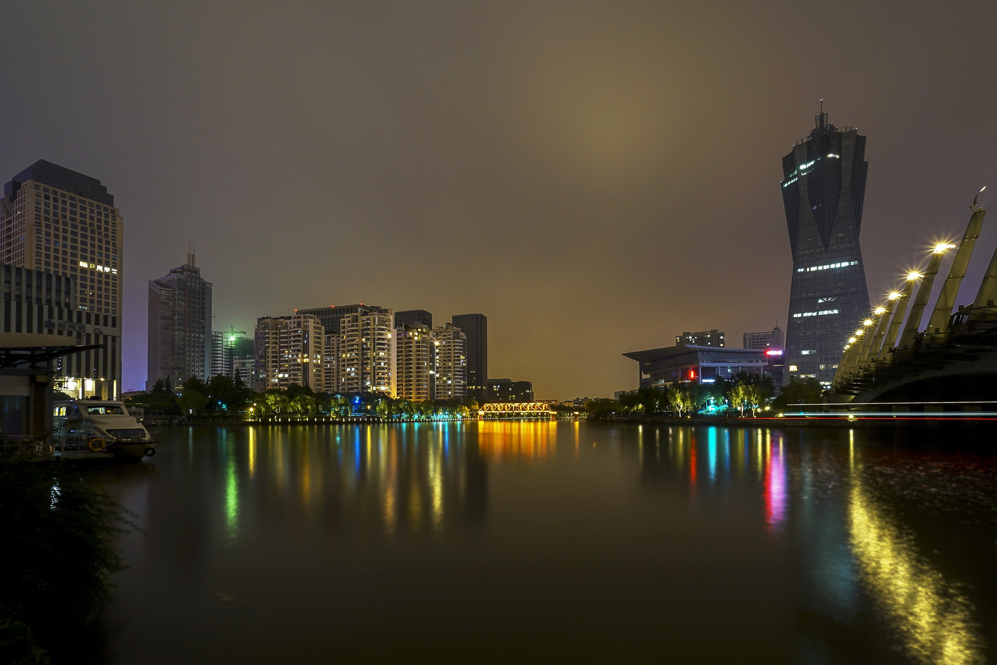 Sony a7R II + Sony E 10-18mm F4 OSS sample photo. Reflecting at wulin square photography