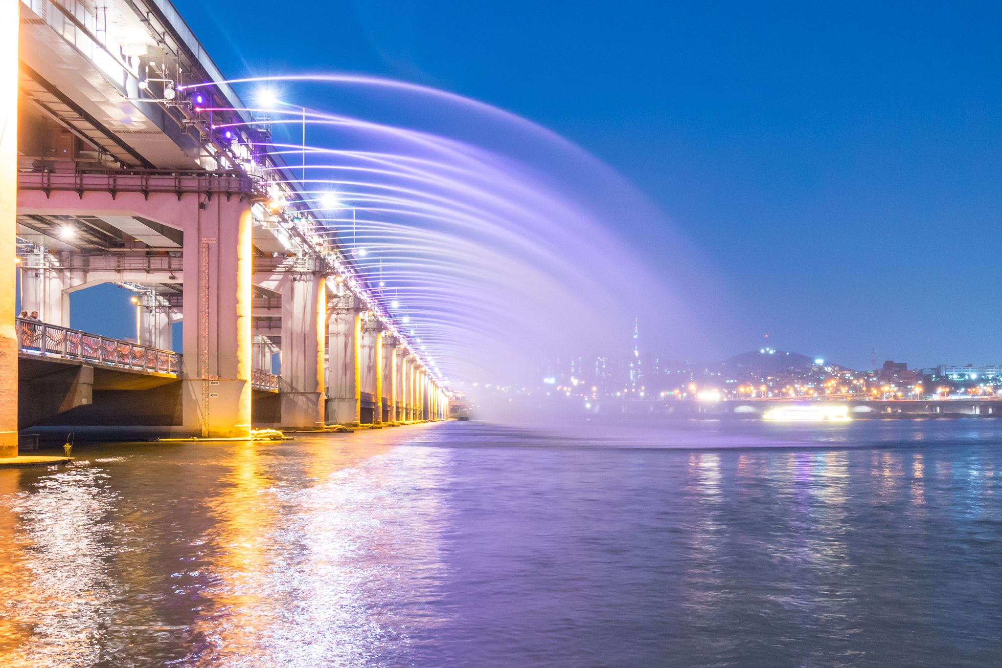 Sony E 10-18mm F4 OSS sample photo. A night view of banpo bridge, seoul city with rainbow fountain s photography