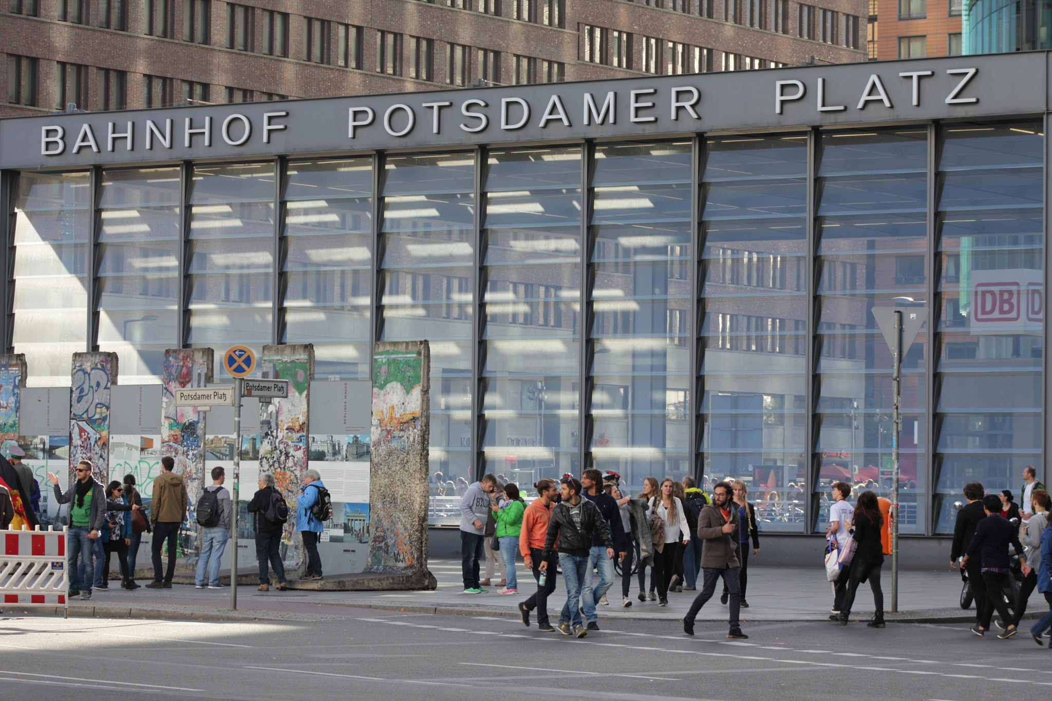 Canon EOS 550D (EOS Rebel T2i / EOS Kiss X4) sample photo. Bahnhof potsdamer platz photography