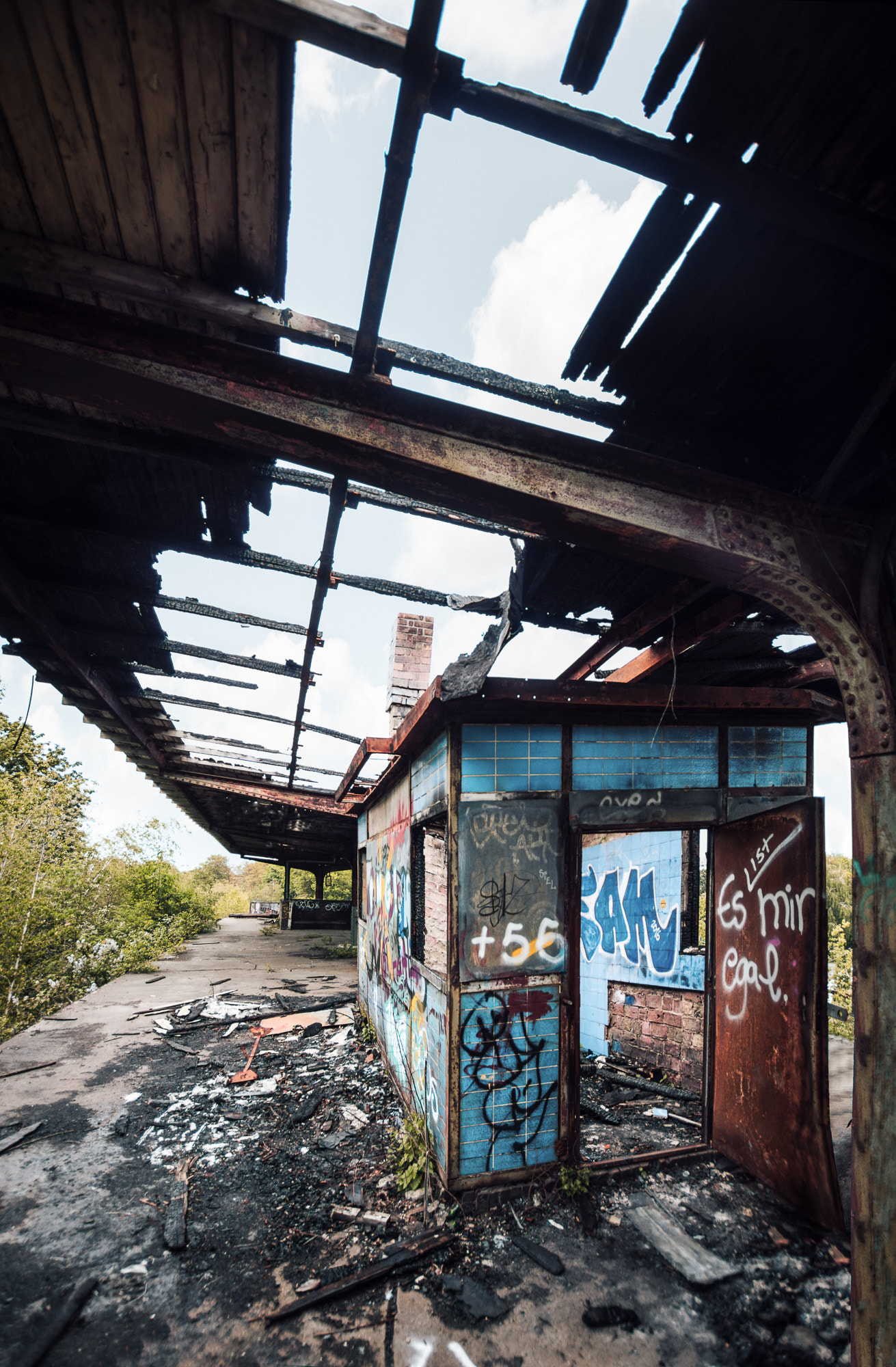 Sigma 10-20mm F3.5 EX DC HSM sample photo. Look through the roof photography