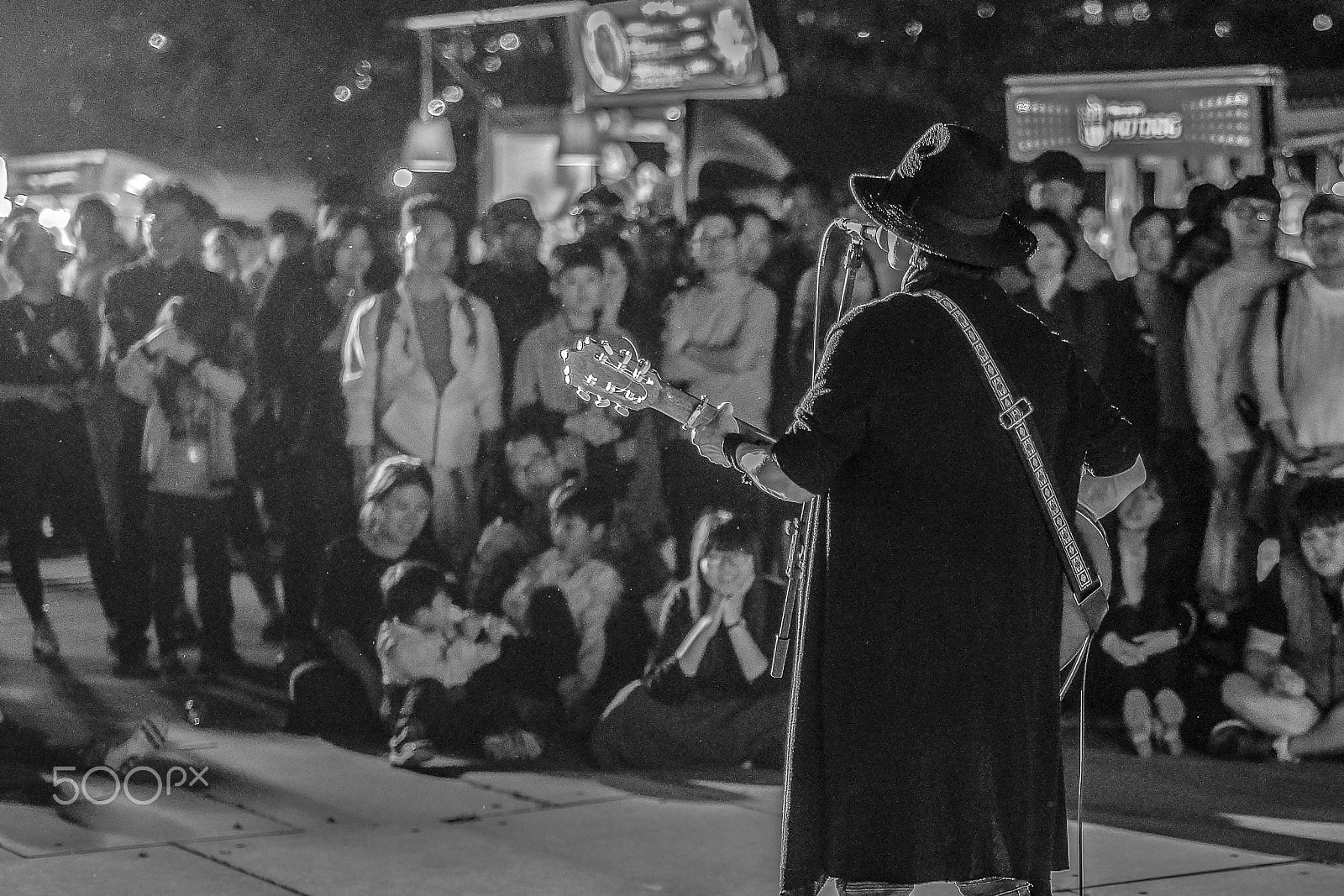Sony Planar T* 50mm F1.4 ZA SSM sample photo. Night singer photography