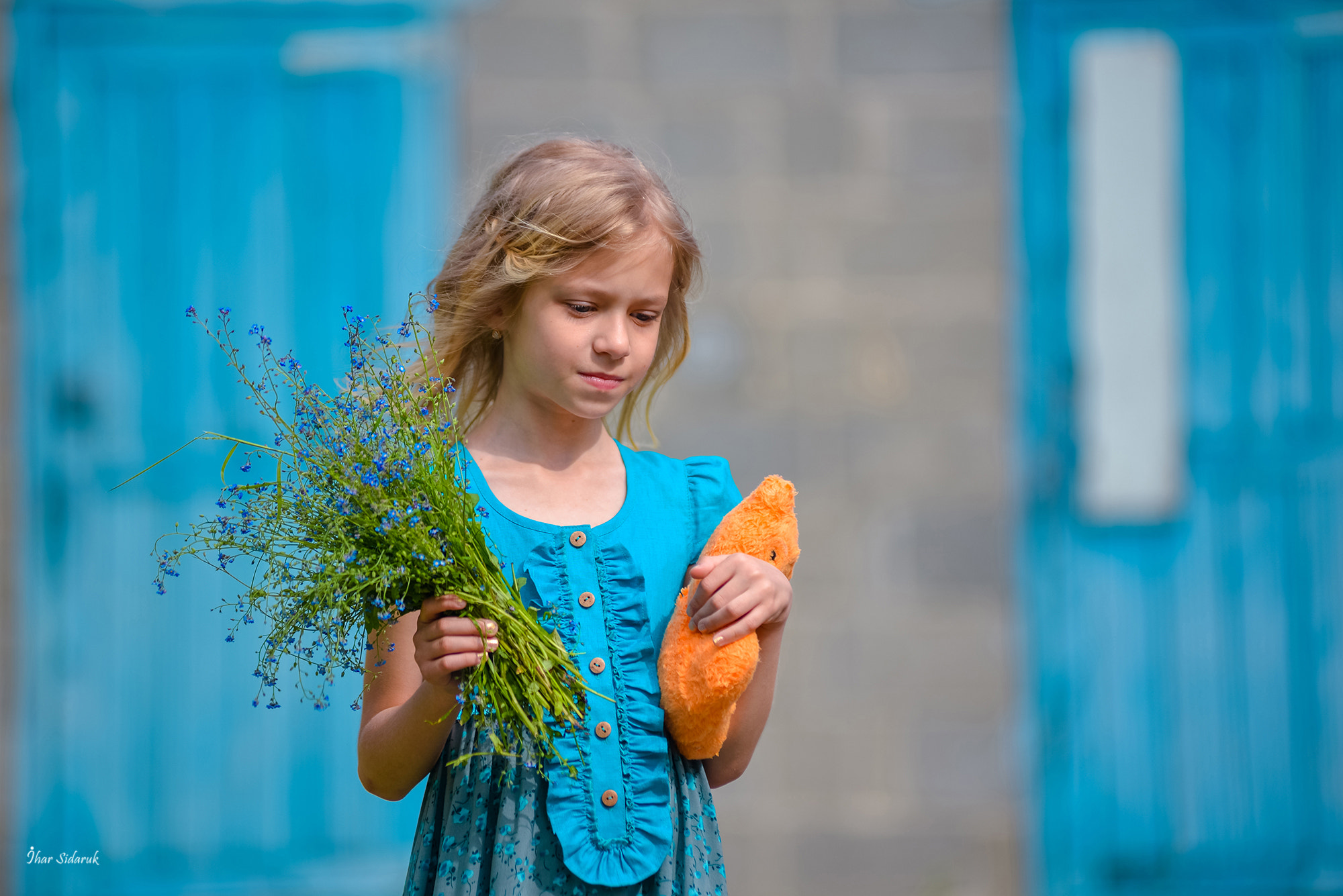 AF Zoom-Nikkor 80-200mm f/2.8 ED sample photo. Girl with forget-me-nots. memories-1 photography