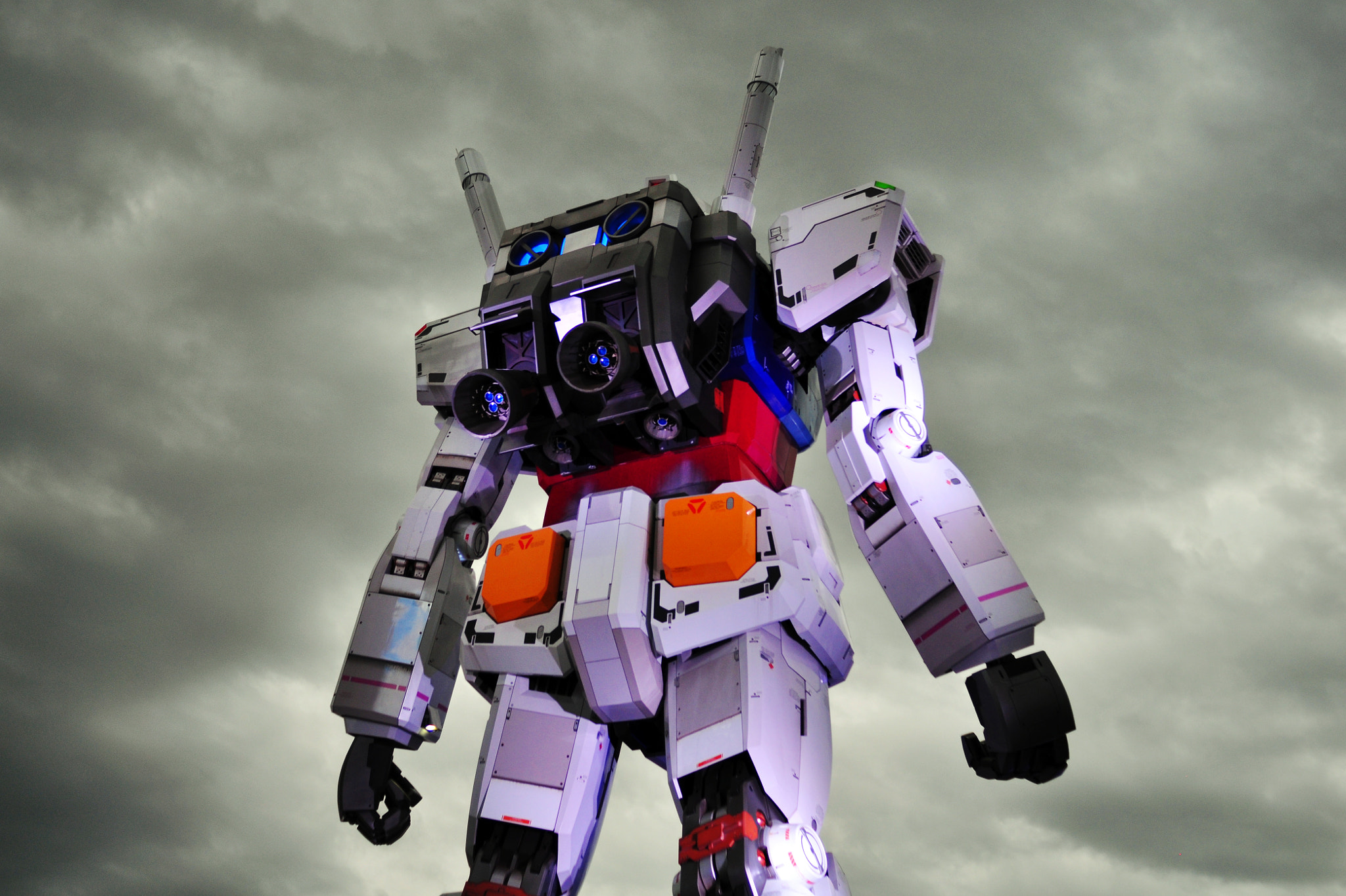 Nikon D90 + AF Nikkor 28mm f/2.8 sample photo. The famous gundam photography