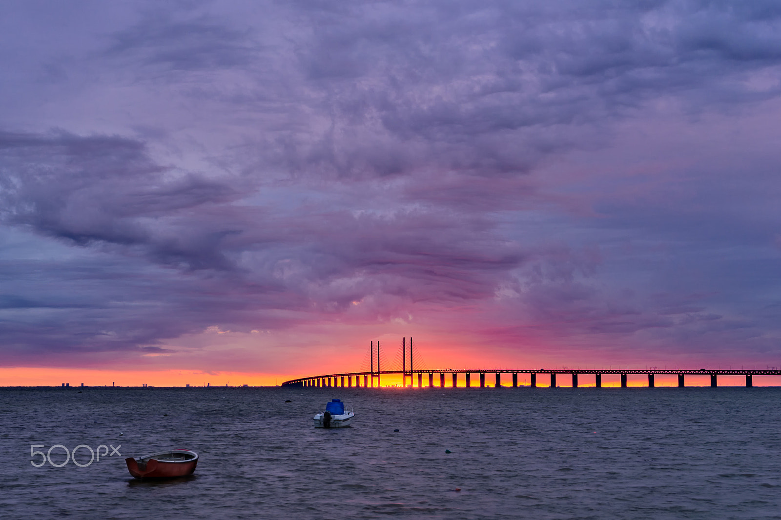 Sony a5100 + Sony E 35mm F1.8 OSS sample photo. Sun setting below the clouds photography