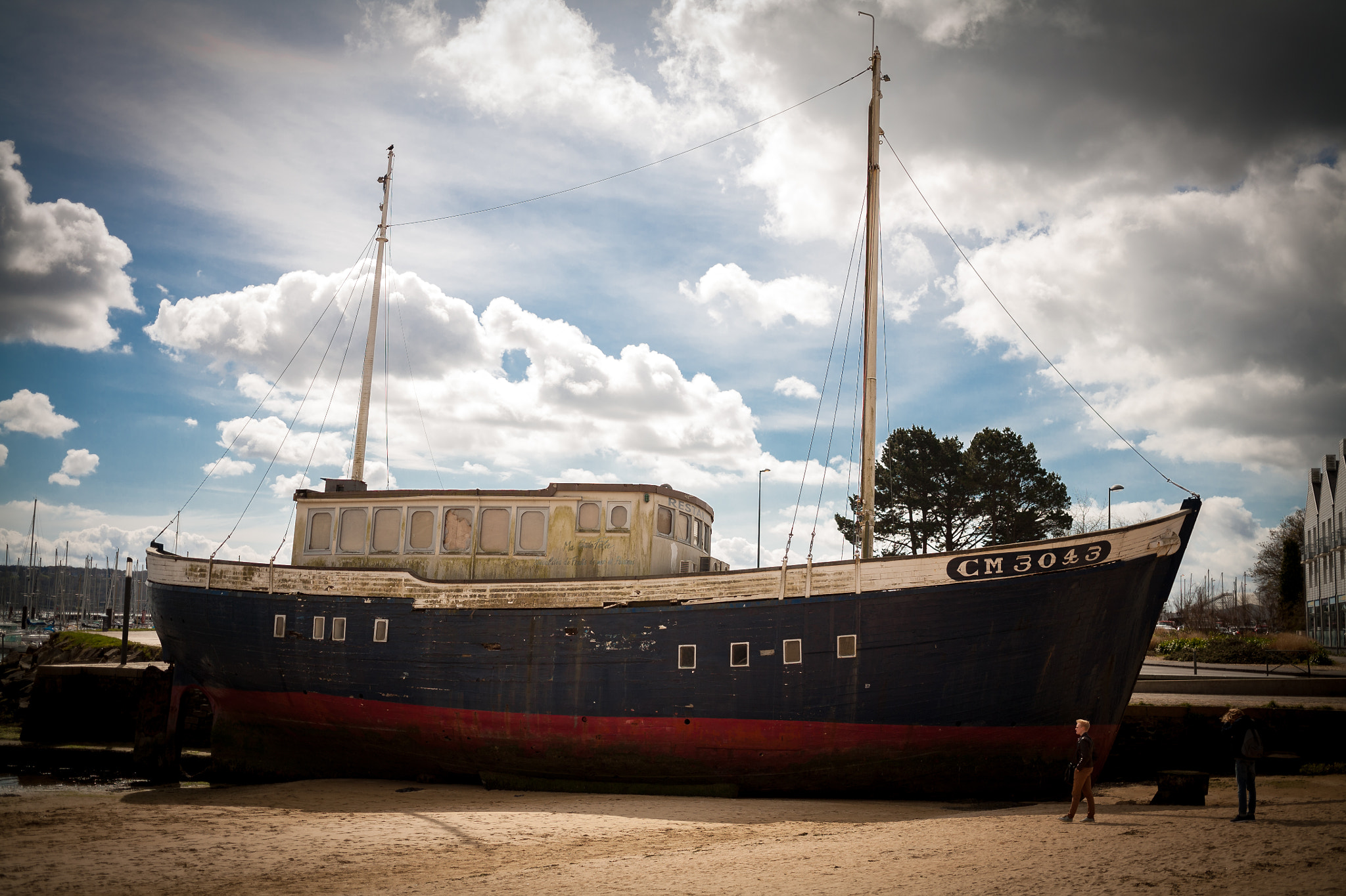 Canon EOS 5D sample photo. Abandoned boat photography