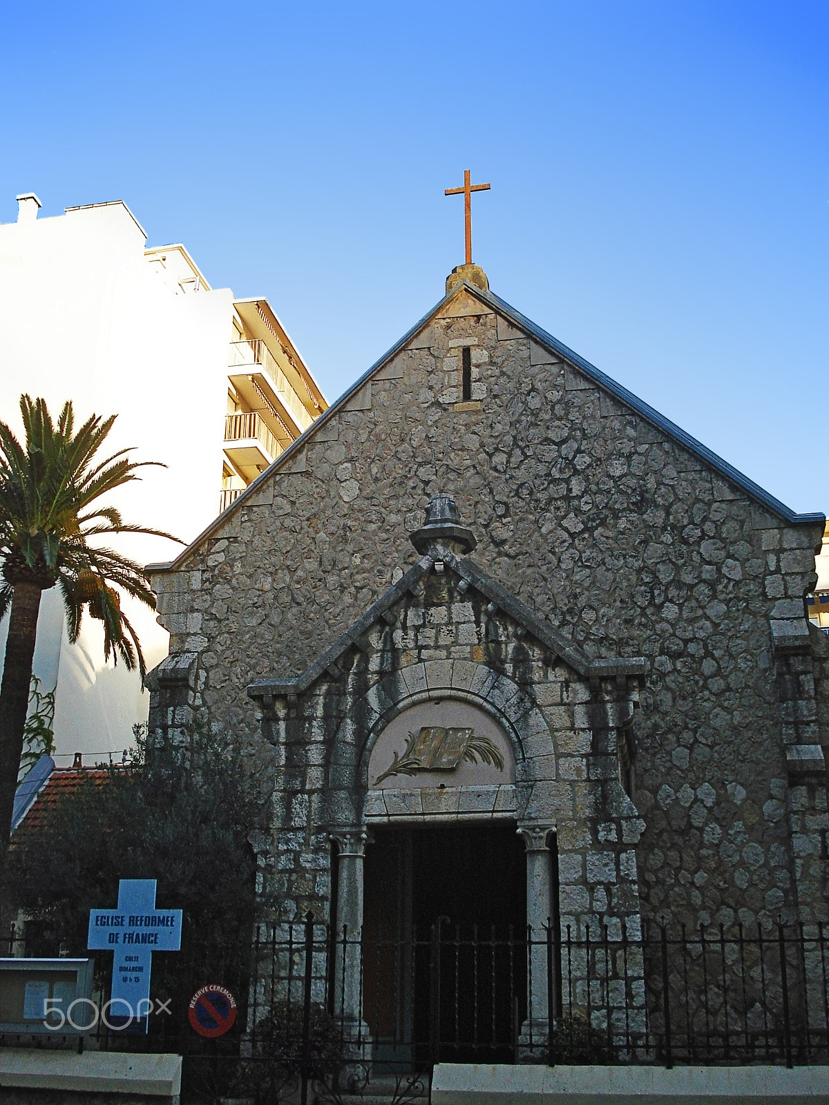 Sony DSC-W70 sample photo. The reformatory church is a small ordinary-looking church in the center of antibes photography