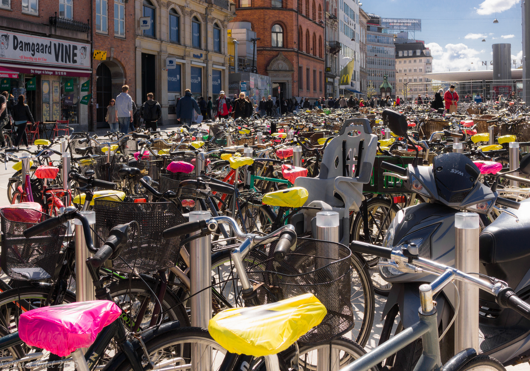 Sony Alpha NEX-7 + Sony Sonnar T* E 24mm F1.8 ZA sample photo. Bikes at nørreport, copenhagen photography