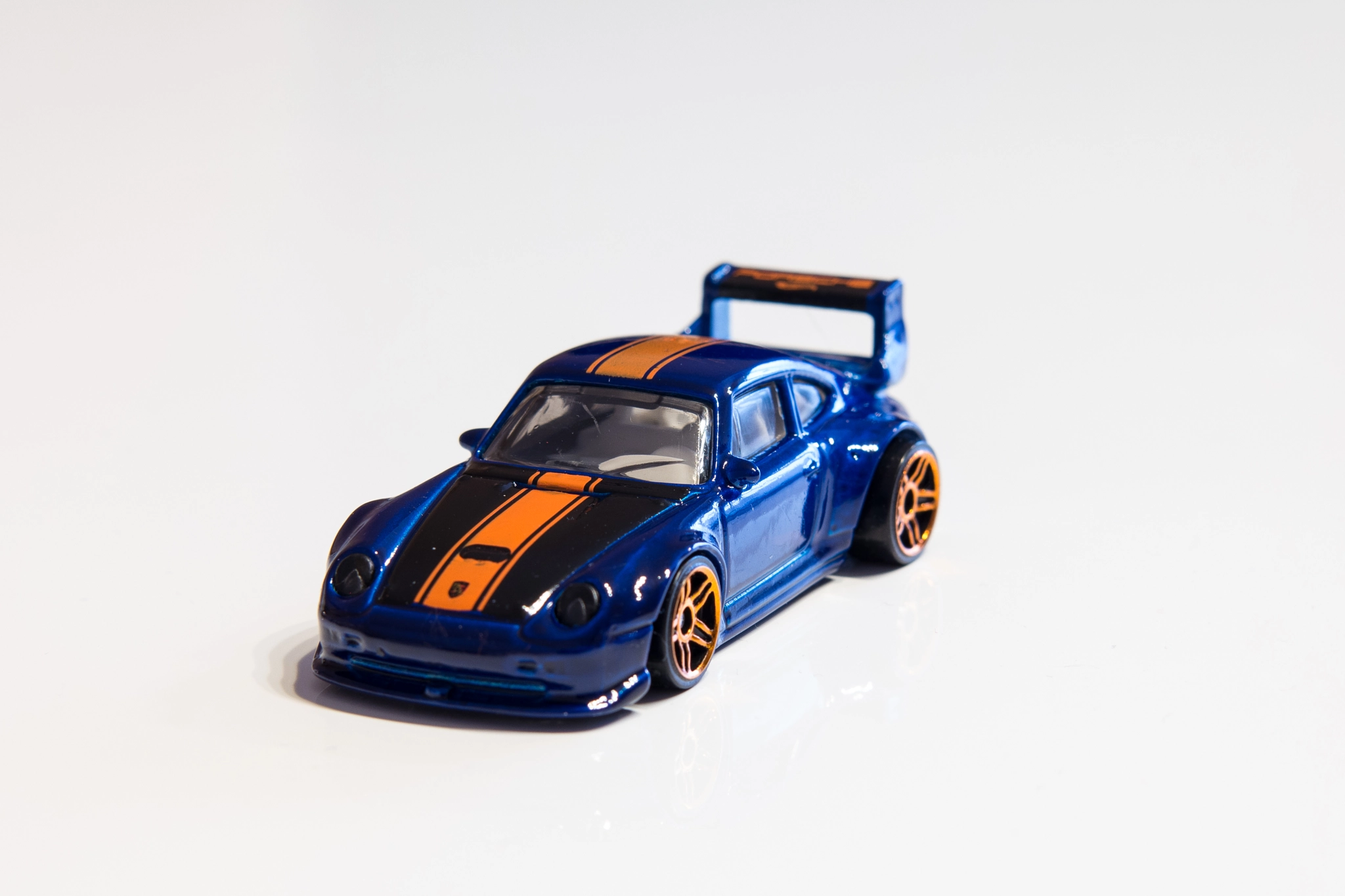 Samsung NX1000 + Samsung NX 45mm F1.8 sample photo. Porsche 993 gt2 - hot wheels photography