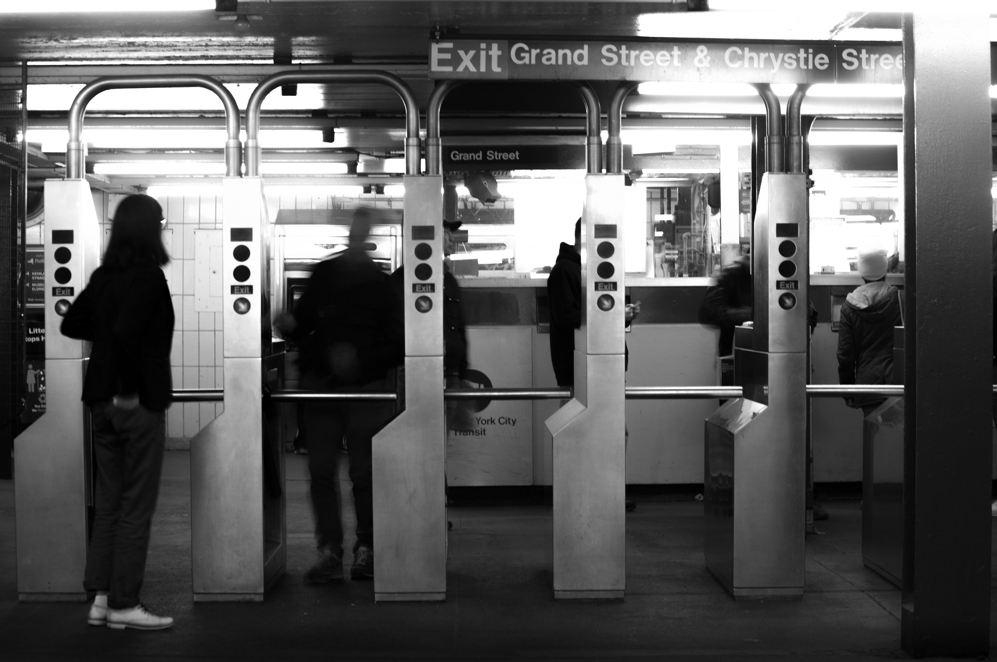 Canon EOS 550D (EOS Rebel T2i / EOS Kiss X4) sample photo. Subway photography