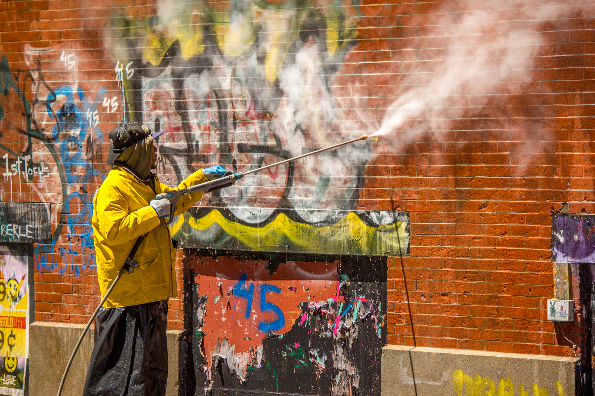 Canon EOS 550D (EOS Rebel T2i / EOS Kiss X4) sample photo. Graffiti cleaning photography