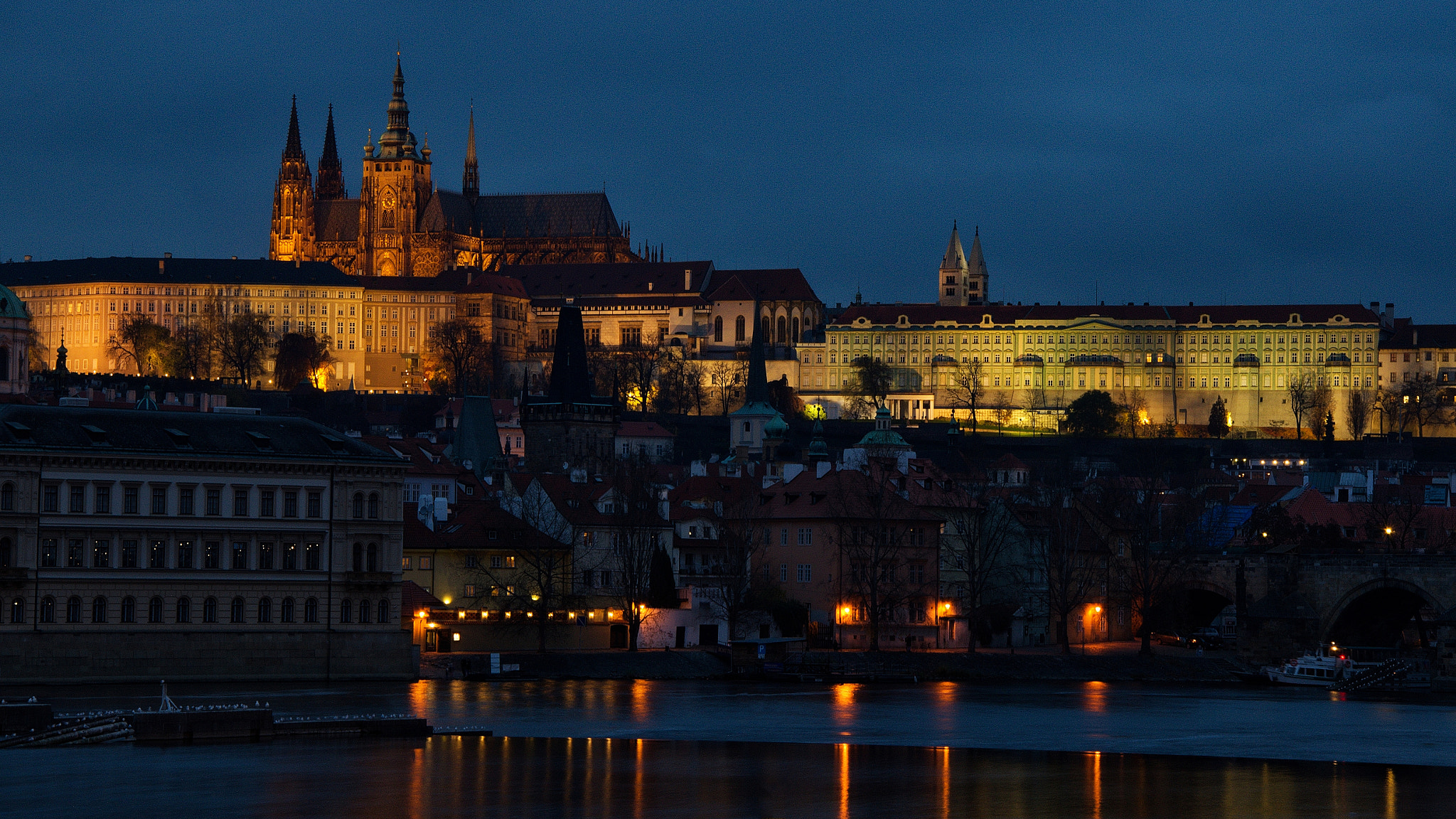 Nikon D7000 + 18.00 - 105.00 mm f/3.5 - 5.6 sample photo. Prague castle photography