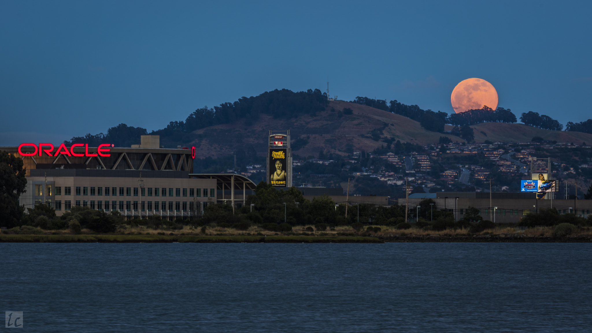 Canon EOS 5DS R sample photo. Moonrise - go golden state warriors! photography