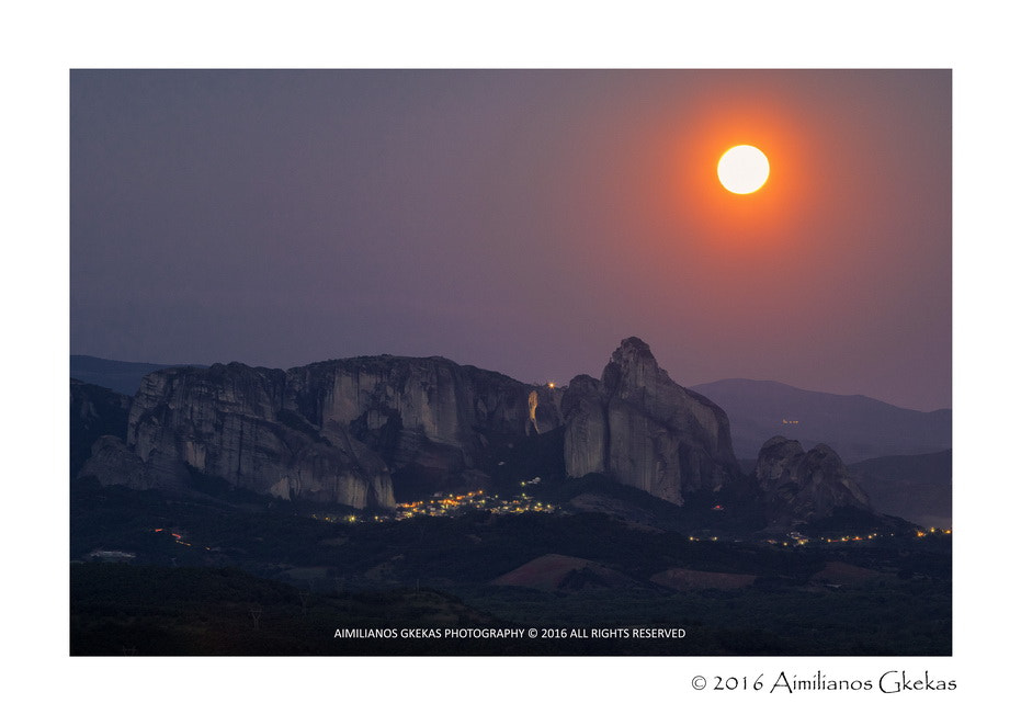 Canon EOS 760D (EOS Rebel T6s / EOS 8000D) sample photo. Waning gibbous moon over meteora photography
