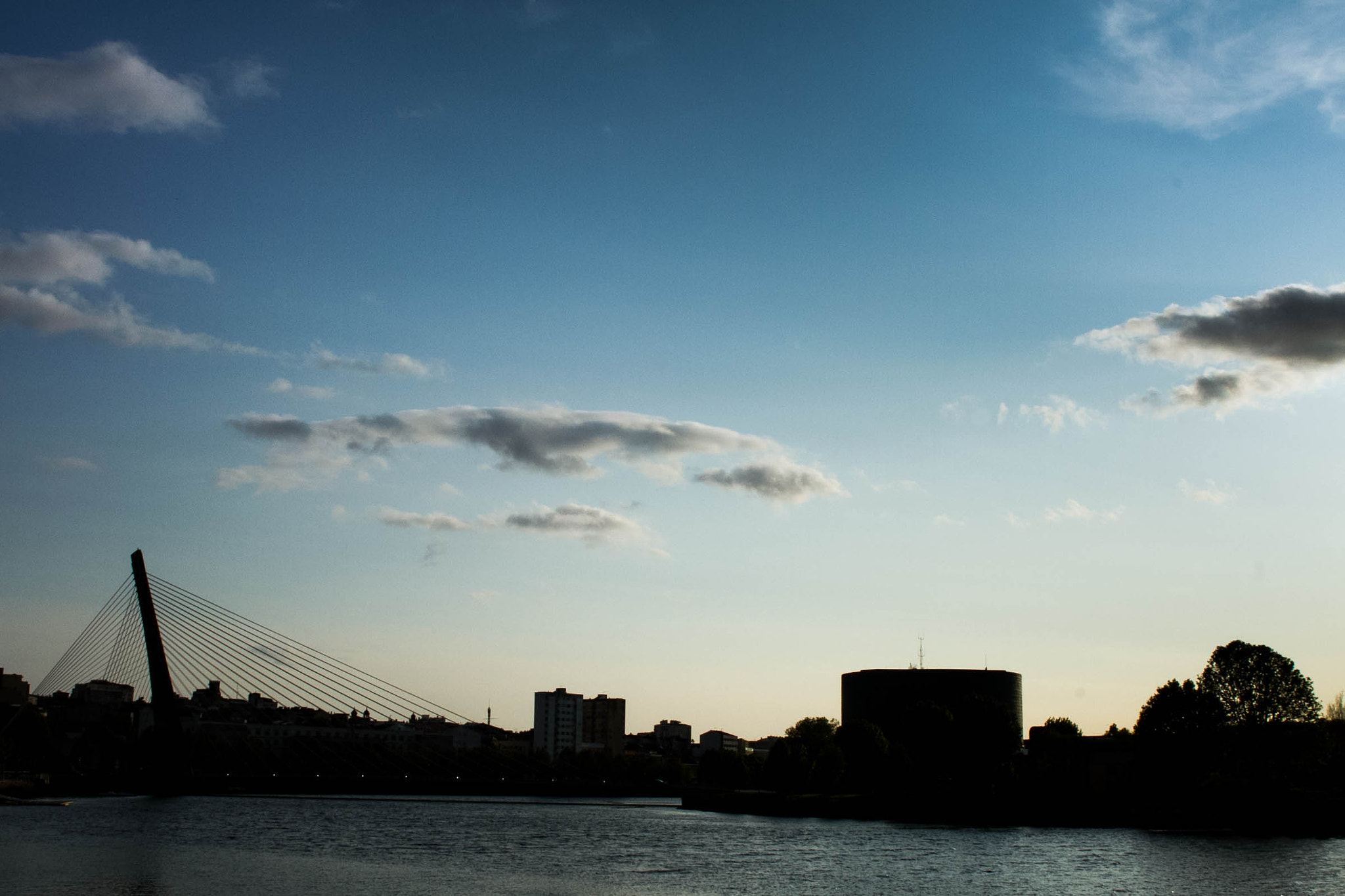Canon EOS 7D + Canon EF 24mm F2.8 sample photo. Urban silhouette photography