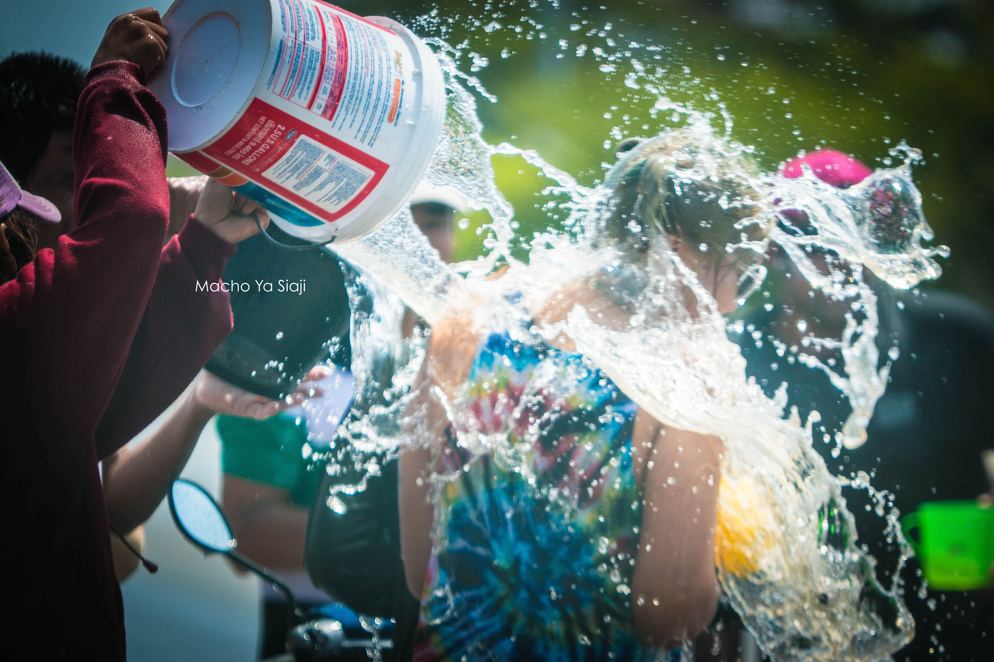 Canon EF 180mm F3.5L Macro USM sample photo. Bucket splash photography
