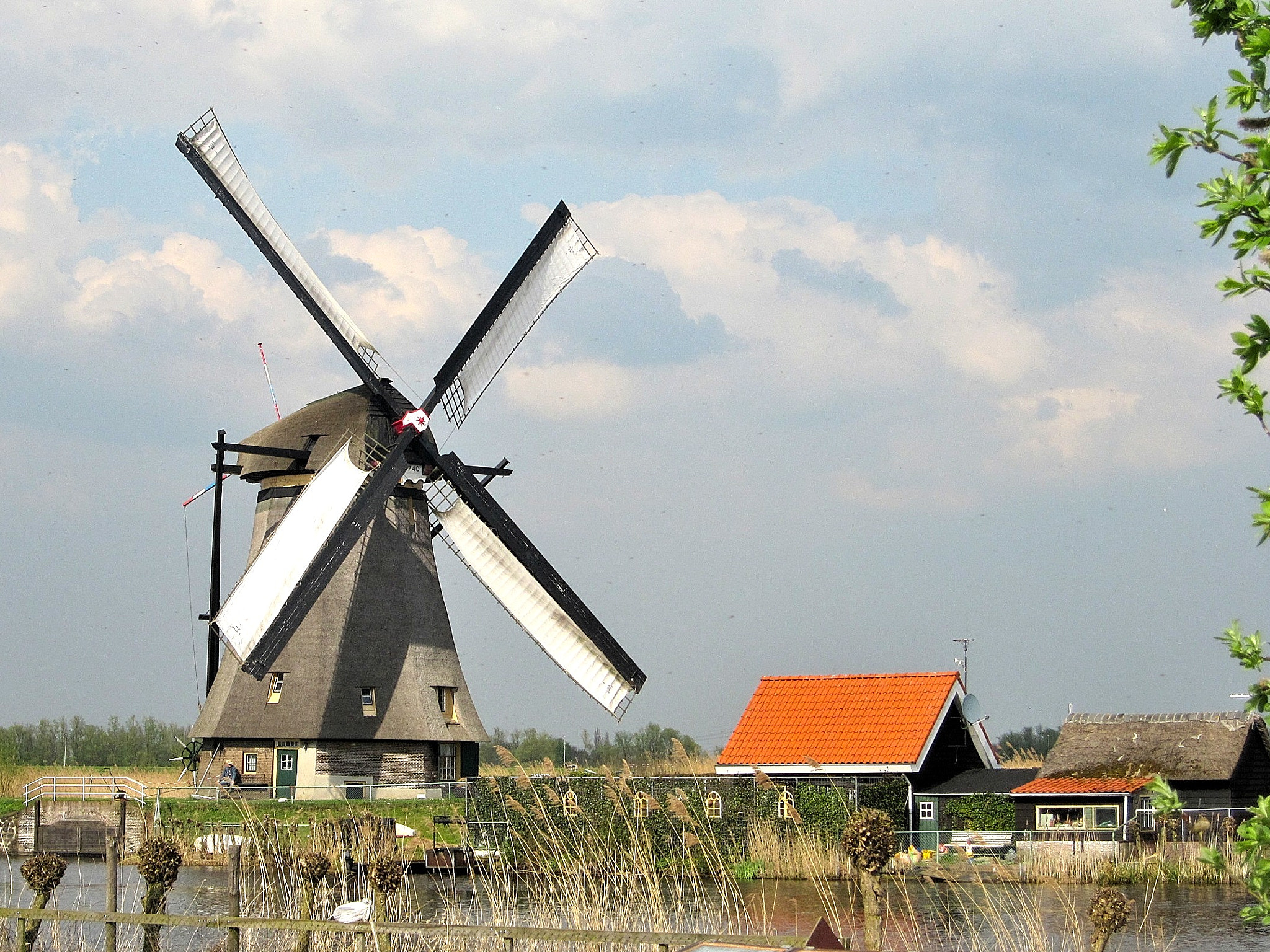 Canon PowerShot SD960 IS (Digital IXUS 110 IS / IXY Digital 510 IS) sample photo. Farmer's house with windmill photography