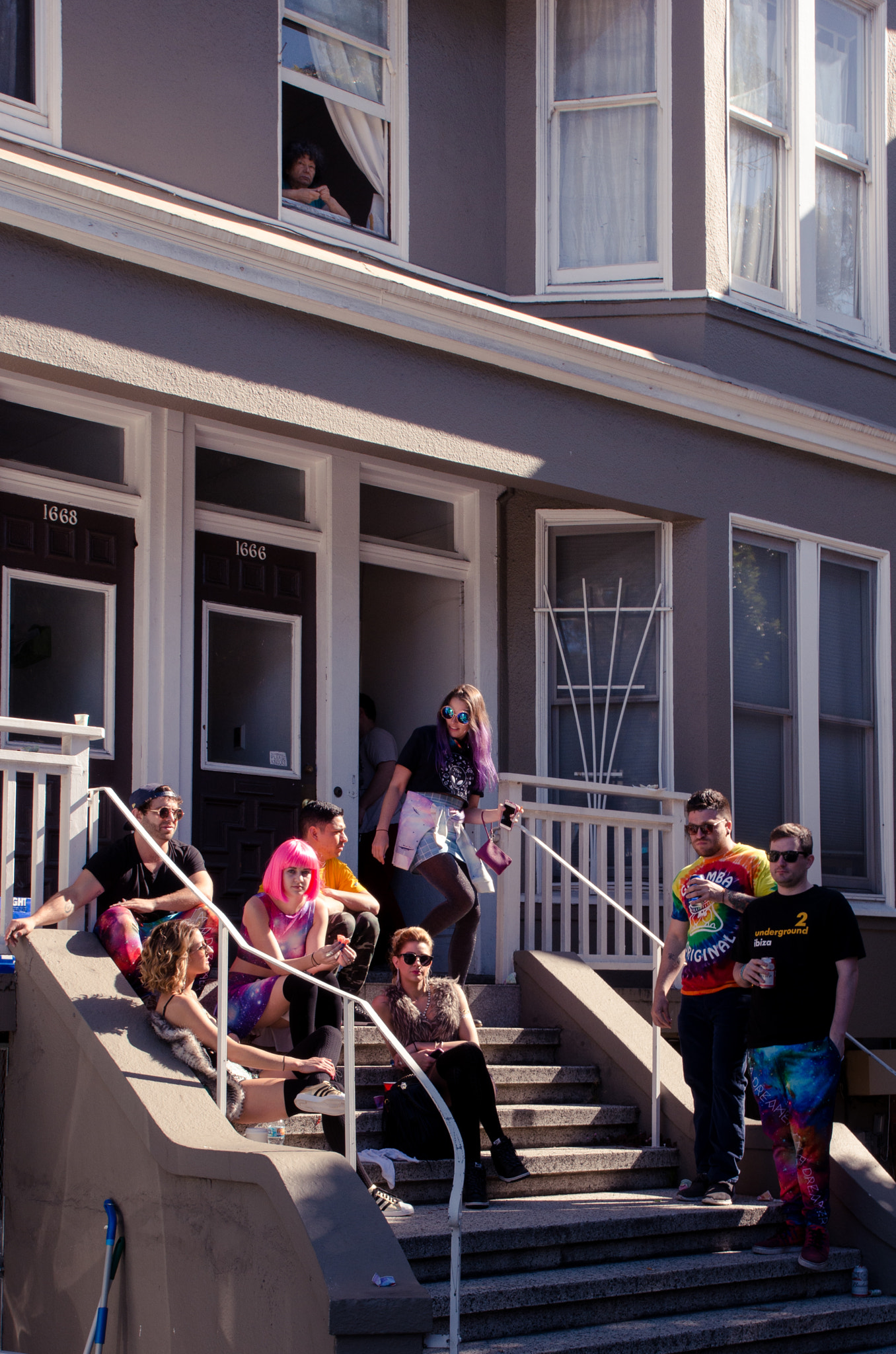 Pentax K-5 II sample photo. Bay to breakers friends sitting on a stoop photography